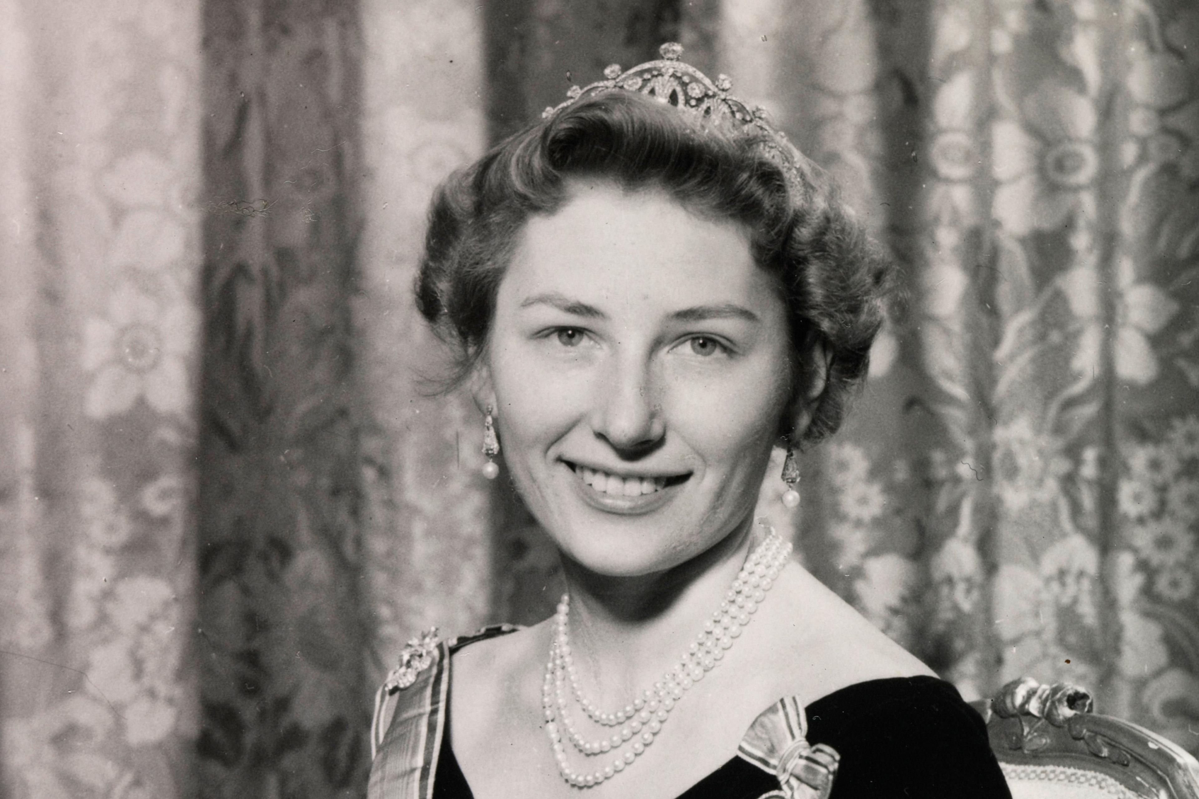 Prinsesse Astrid sitter i kjole med ordener og diadem.