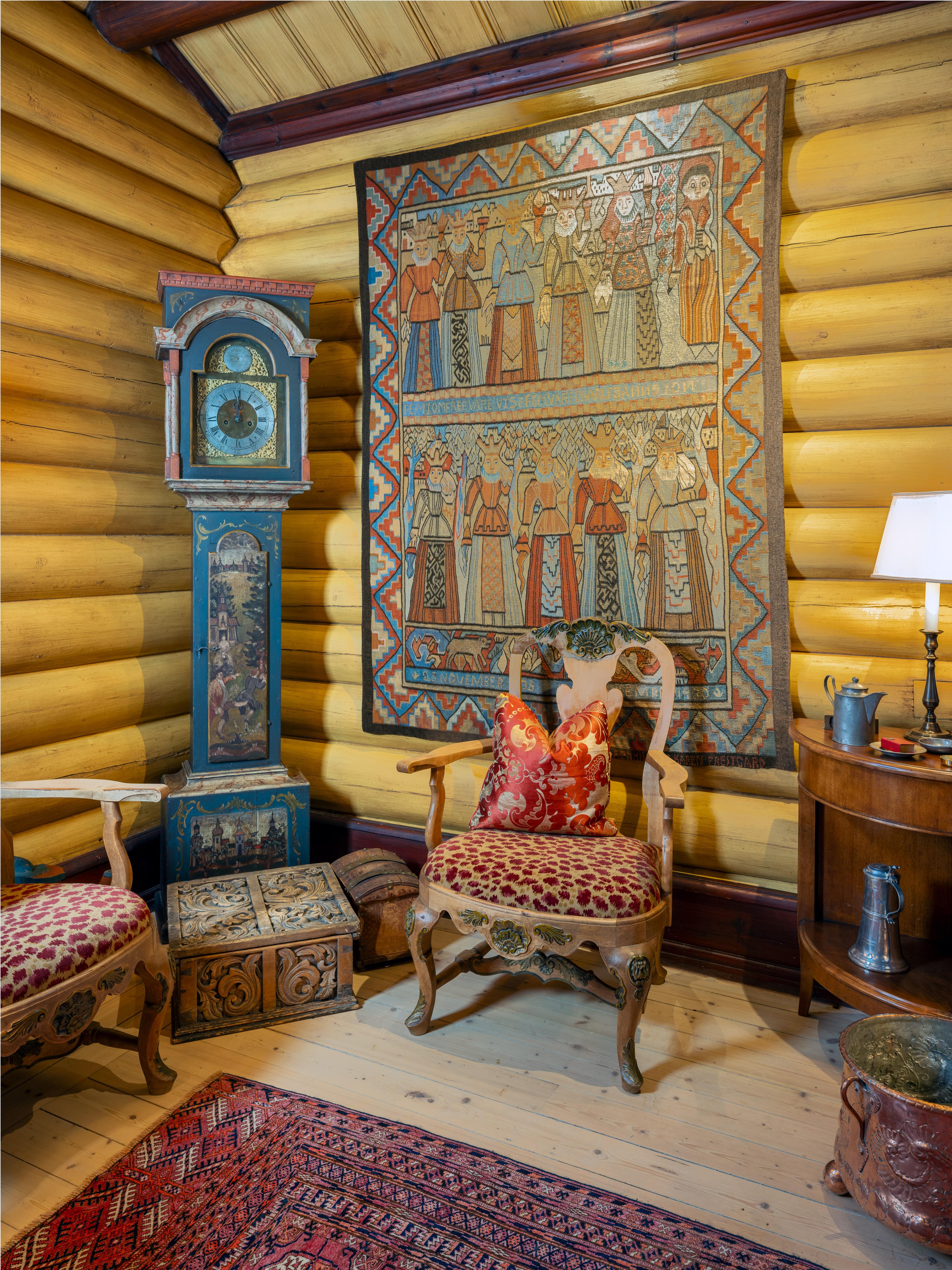 Billedveven henger på laftede tømmervegger.