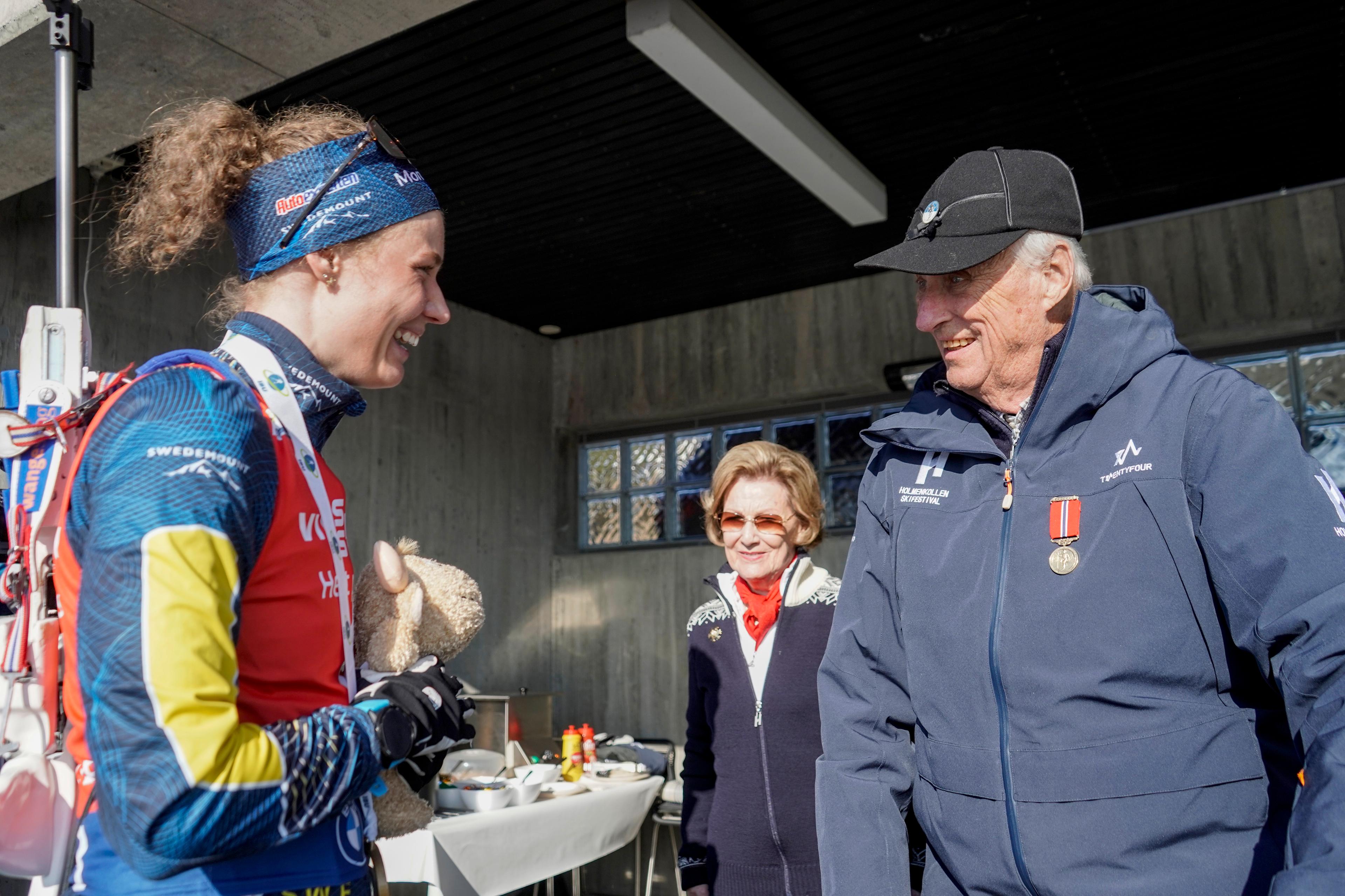 Hanna Öberg og Kongeparet på kongetribunen.