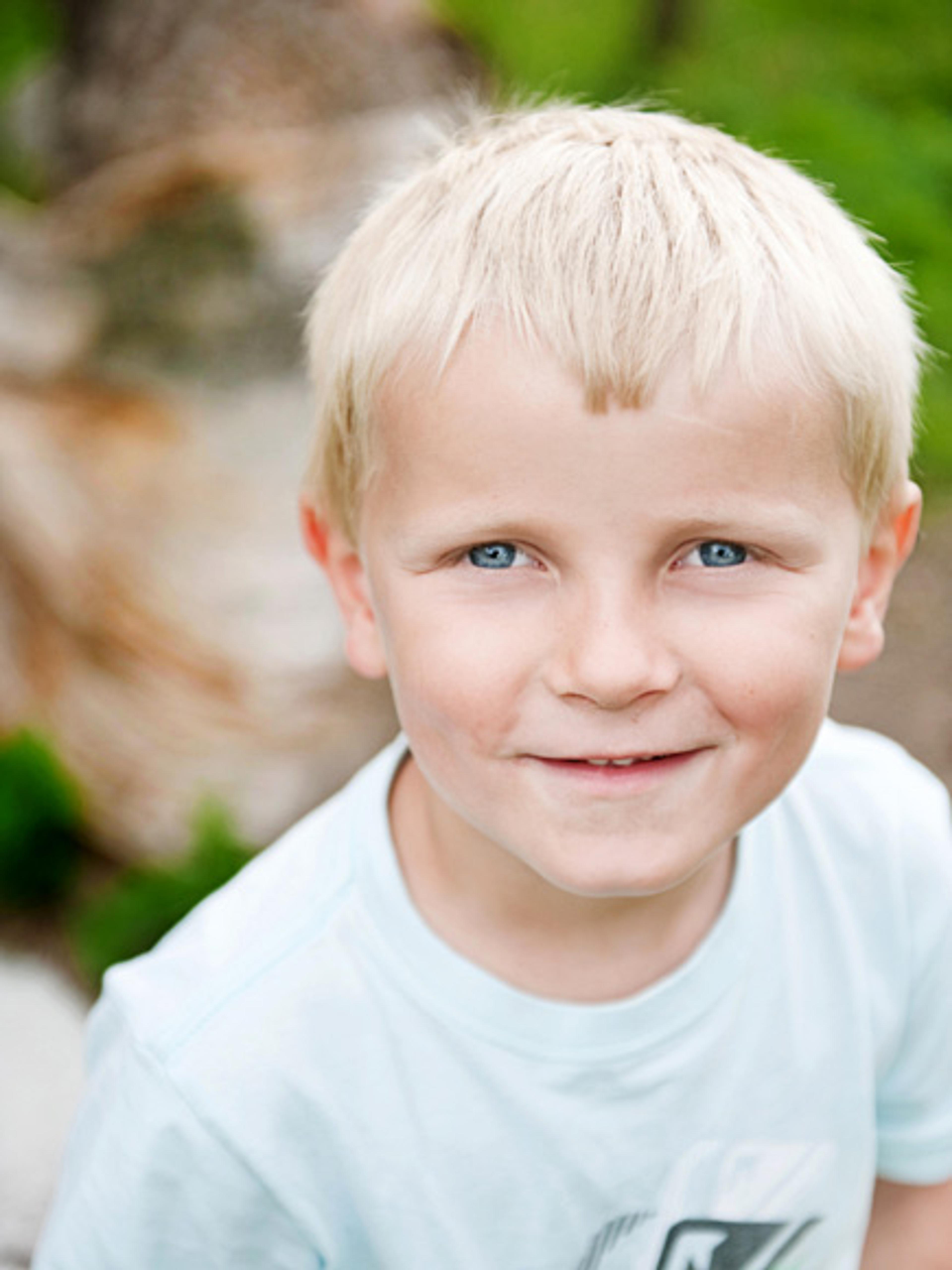 Prins Sverre Magnus som liten gutt, i lyseblå t-skjorte.