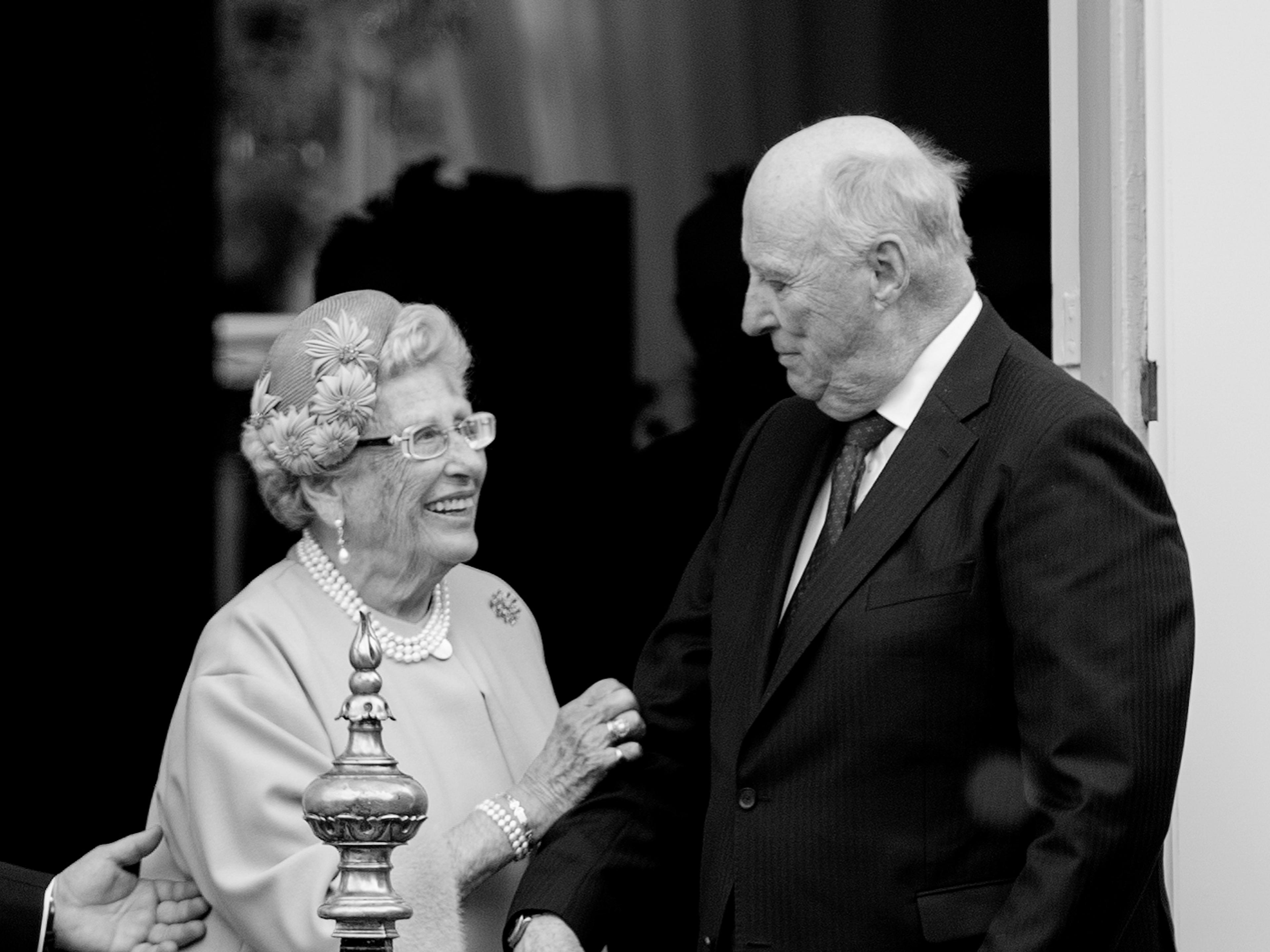 Kong Harald og Prinsesse Astrid ser varmt på hverandre.