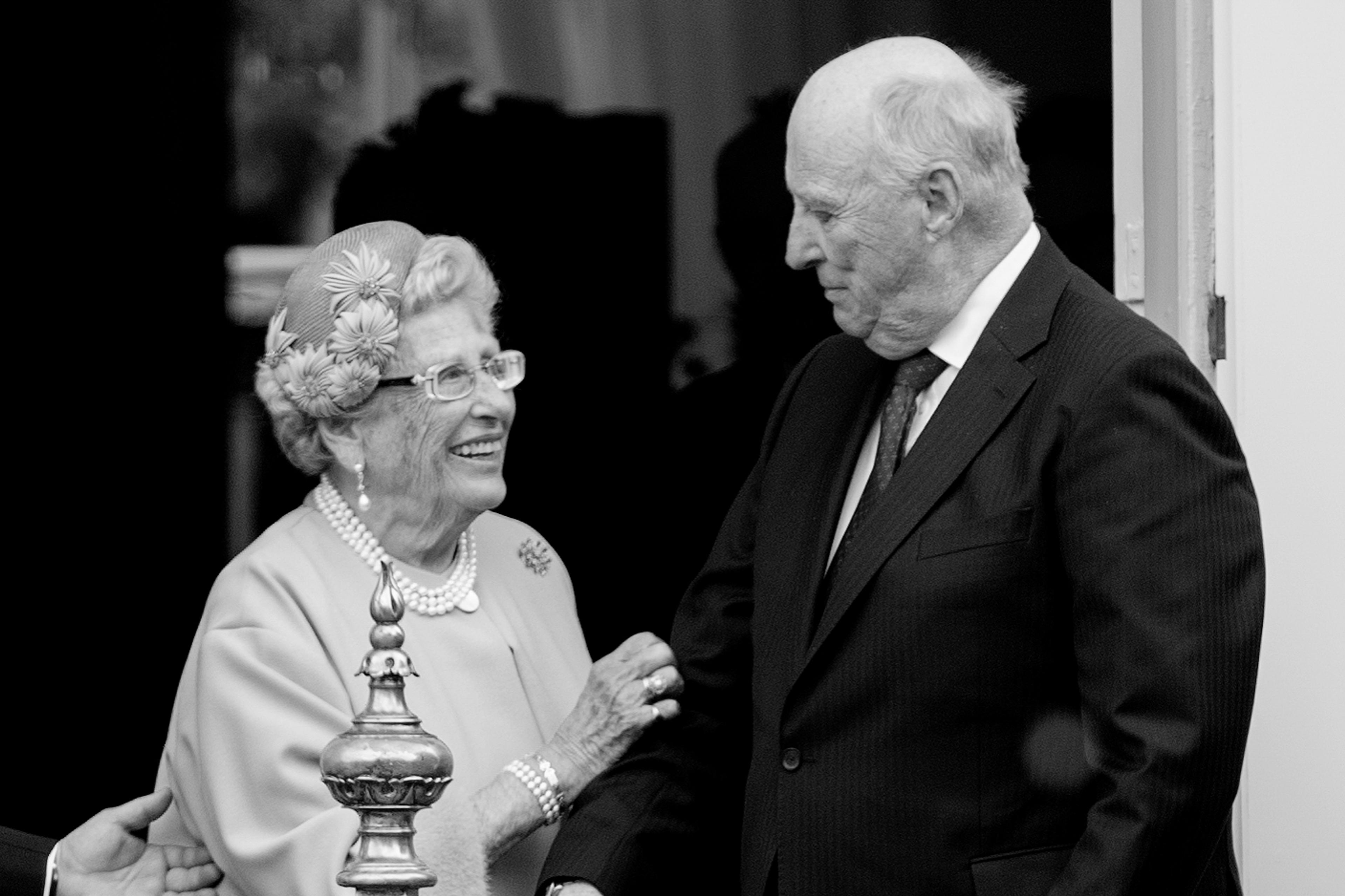 Kong Harald og Prinsesse Astrid ser varmt på hverandre.
