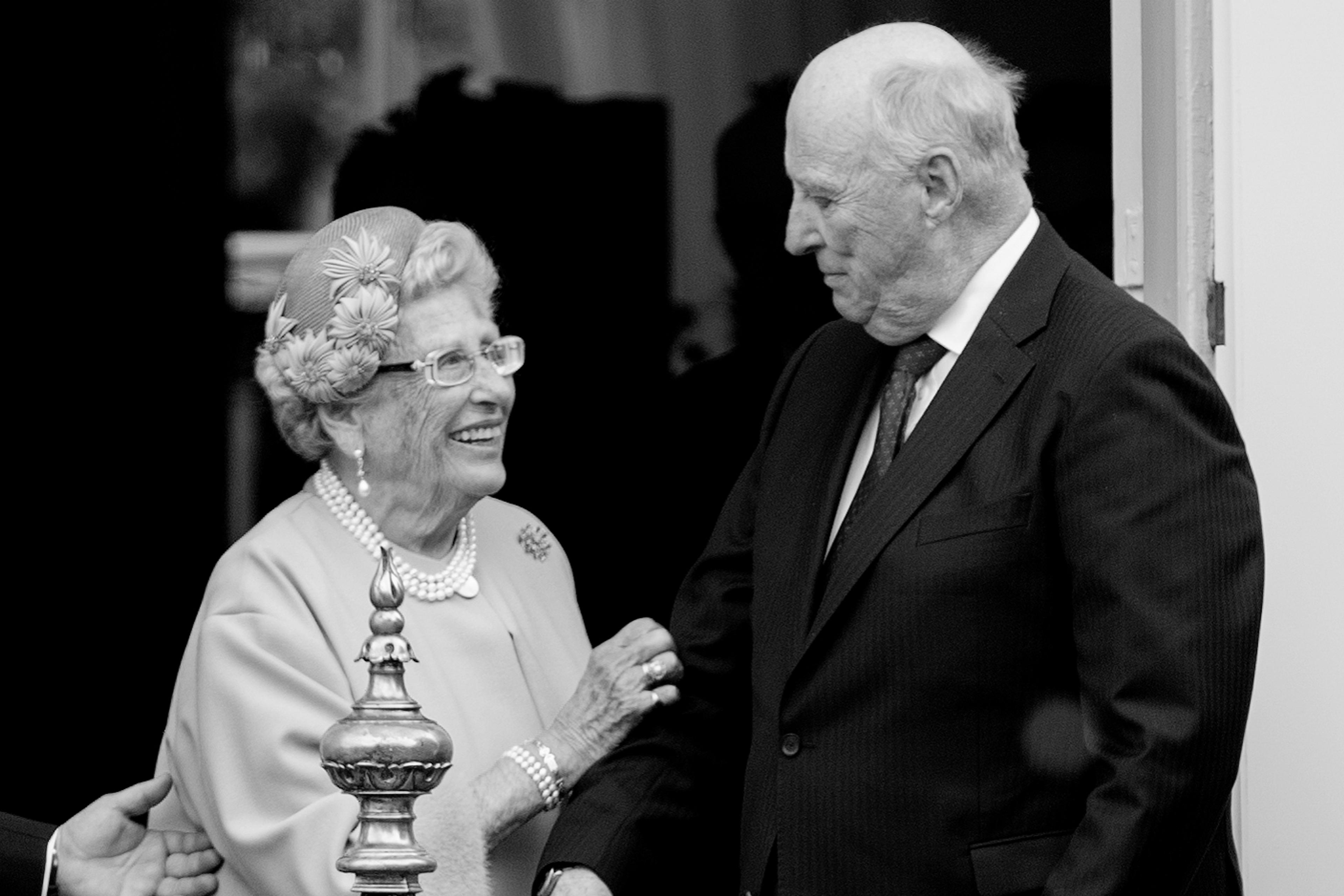 Kong Harald og Prinsesse Astrid ser varmt på hverandre.