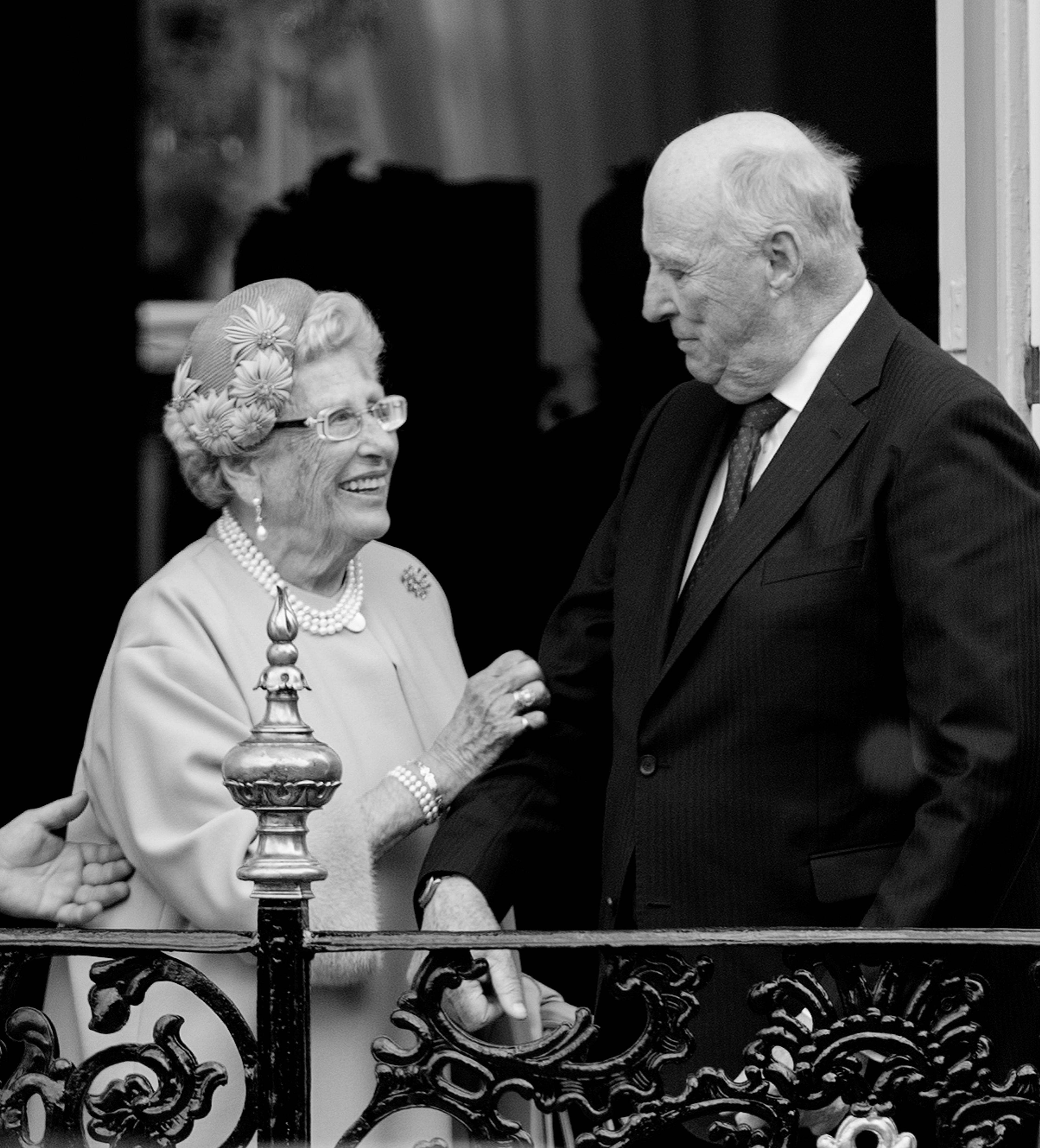 Kong Harald og Prinsesse Astrid ser varmt på hverandre.