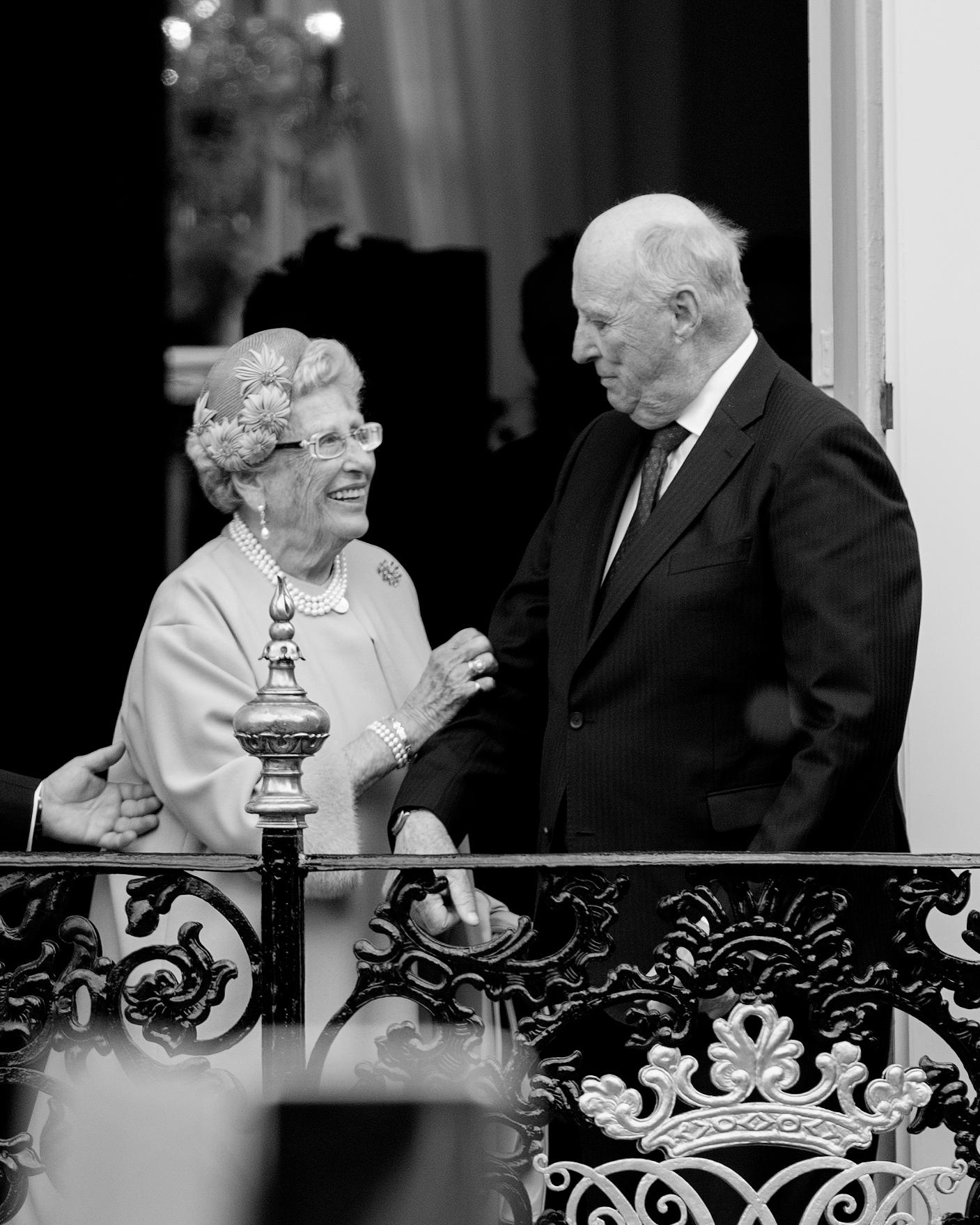 Kong Harald og Prinsesse Astrid ser varmt på hverandre.