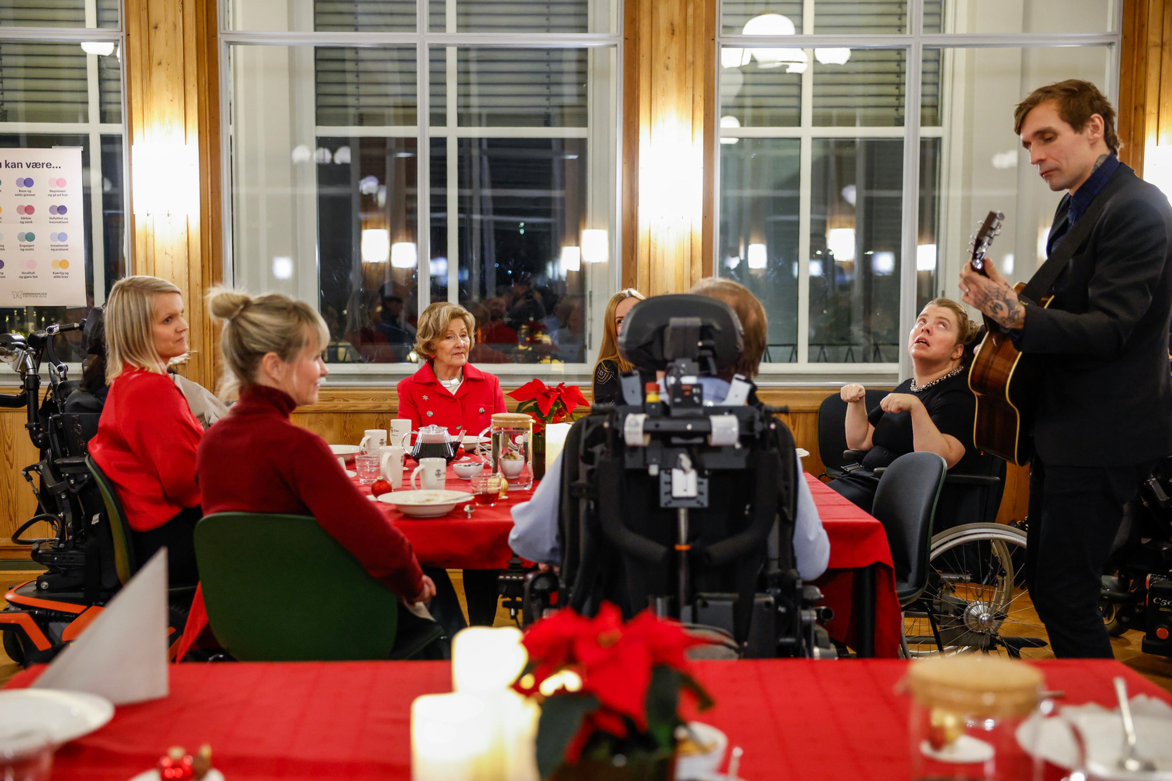 Det ble spilt på gitar og fremført julesang