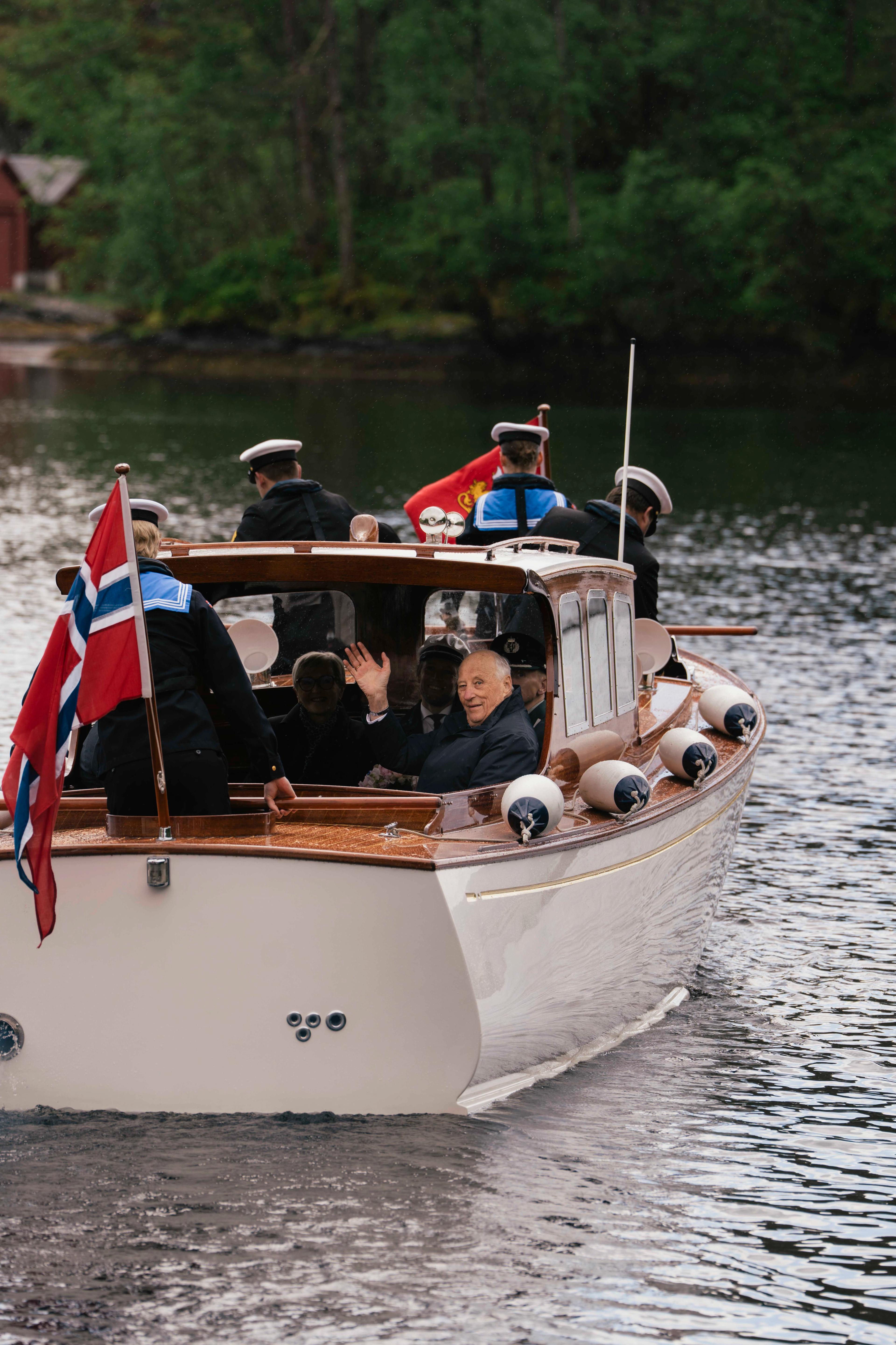 Kong Harald vinkar frå sjaluppen.