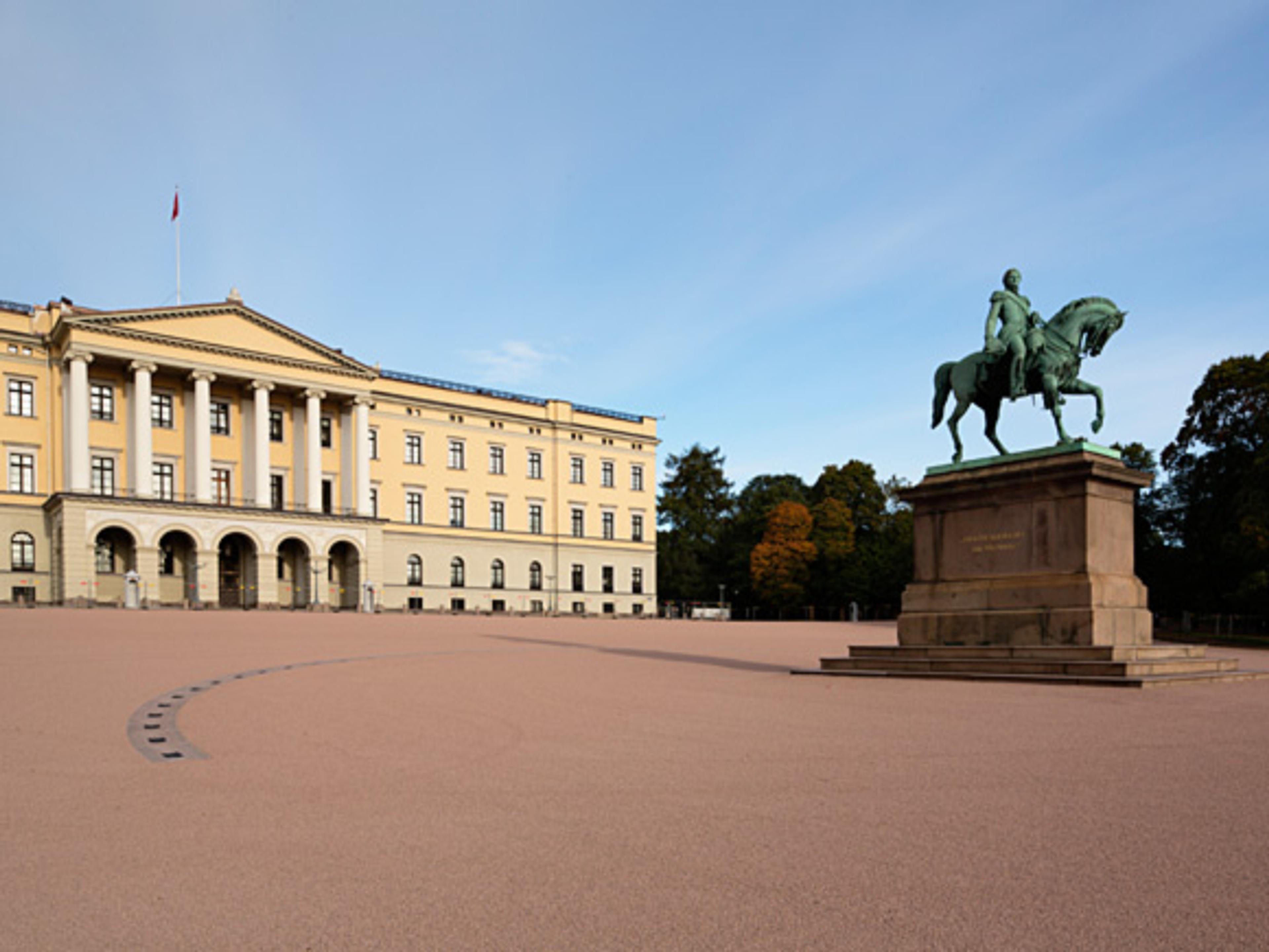 Slottsplassen sett skrått nedenfra. Karl Johan-statuen til høyre i bildet og Slottet til venstre.
