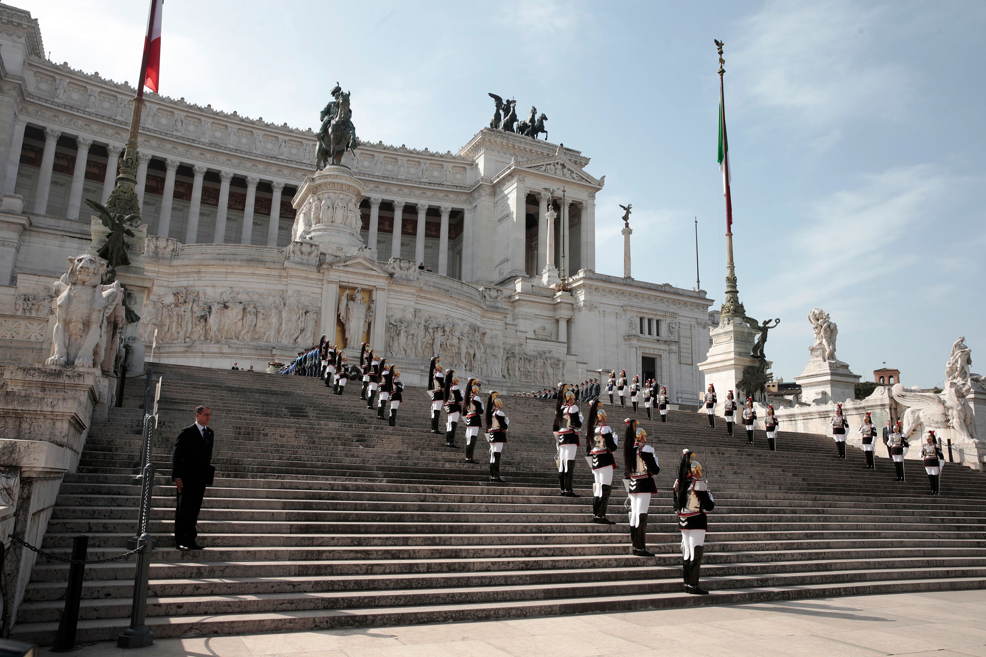 Æresvakter står plassert oppover trappene mot graven, som ligger i det monumentale minnesmerket.