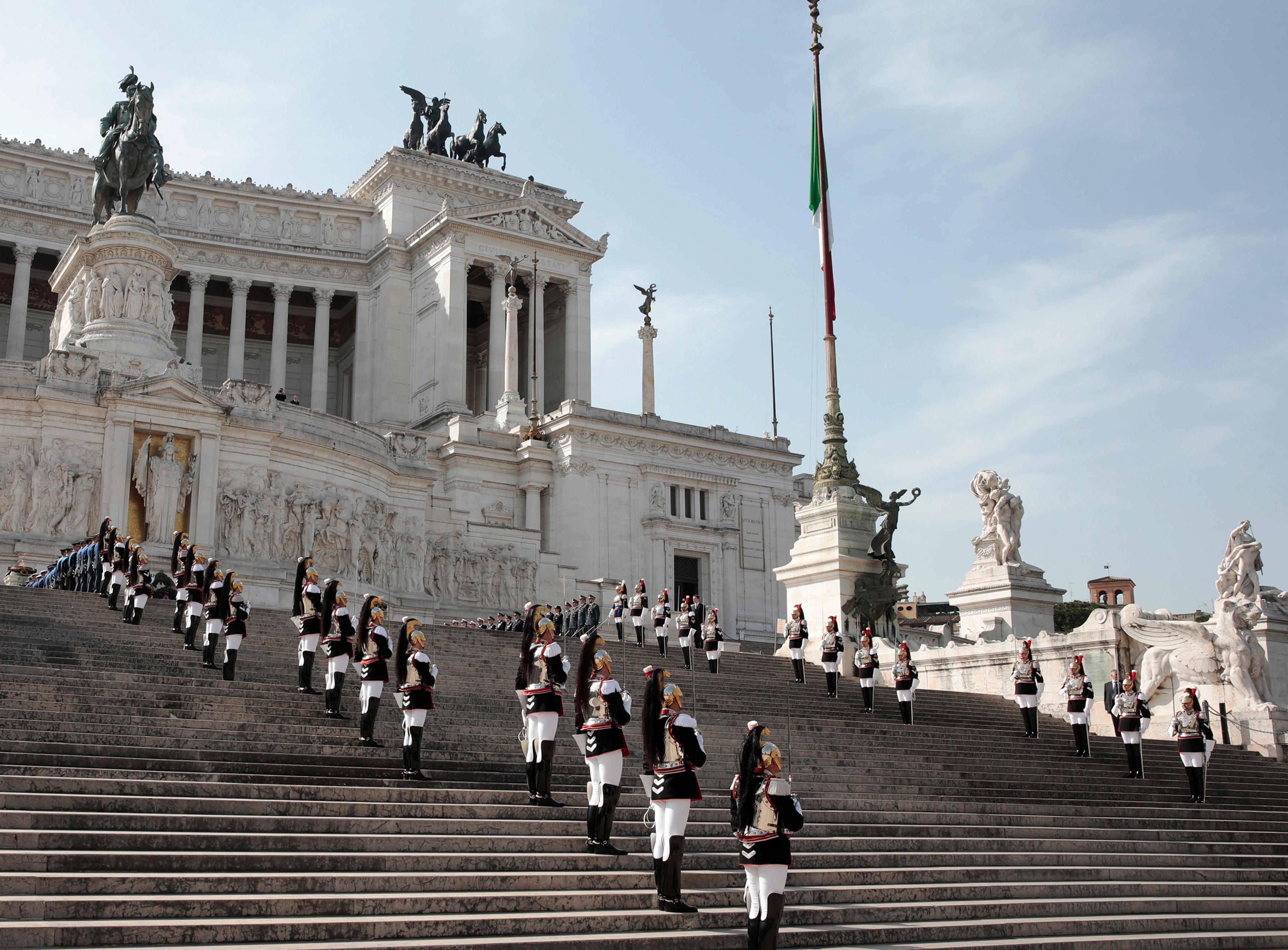 Æresvakter står plassert oppover trappene mot graven, som ligger i det monumentale minnesmerket.