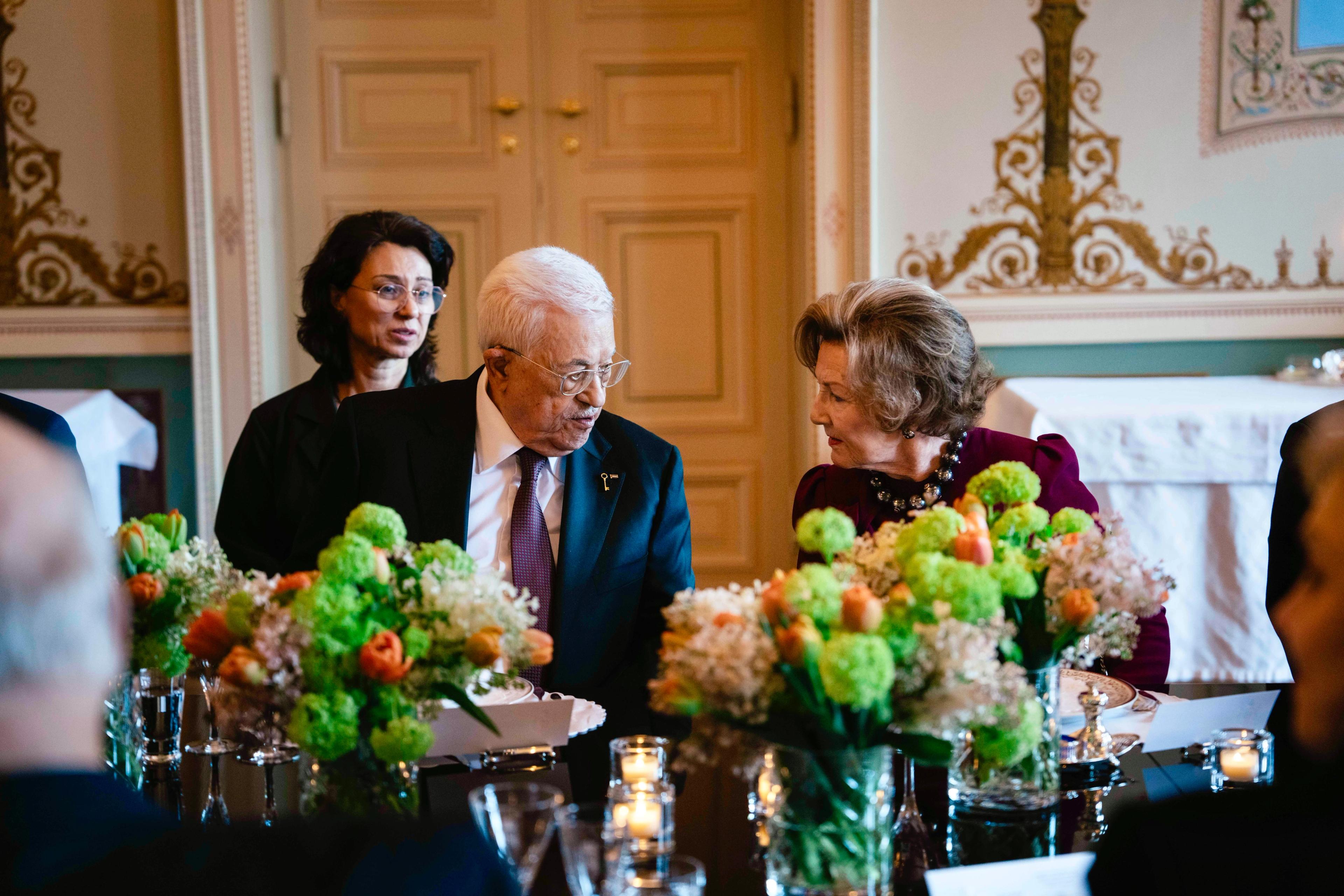 Mahmoud Abbas og Dronning Sonja sitter ved lunsjbordet.
