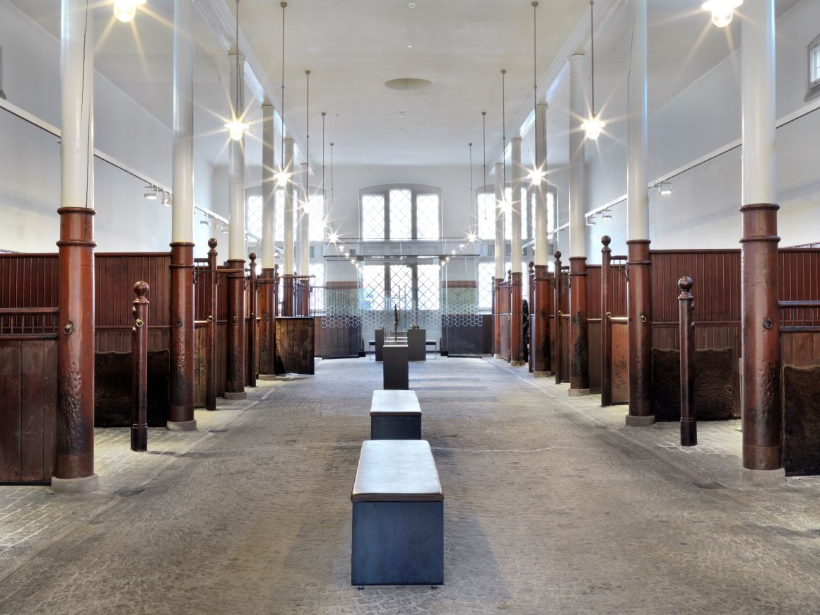 KunstStallen "uten innhold" - det vil si uten utstilling. Det er et langt, hvitmalt rom, med spiltau i rødbrunt treverk ned langs begge sider. I den åpne midten av rommet står benker.