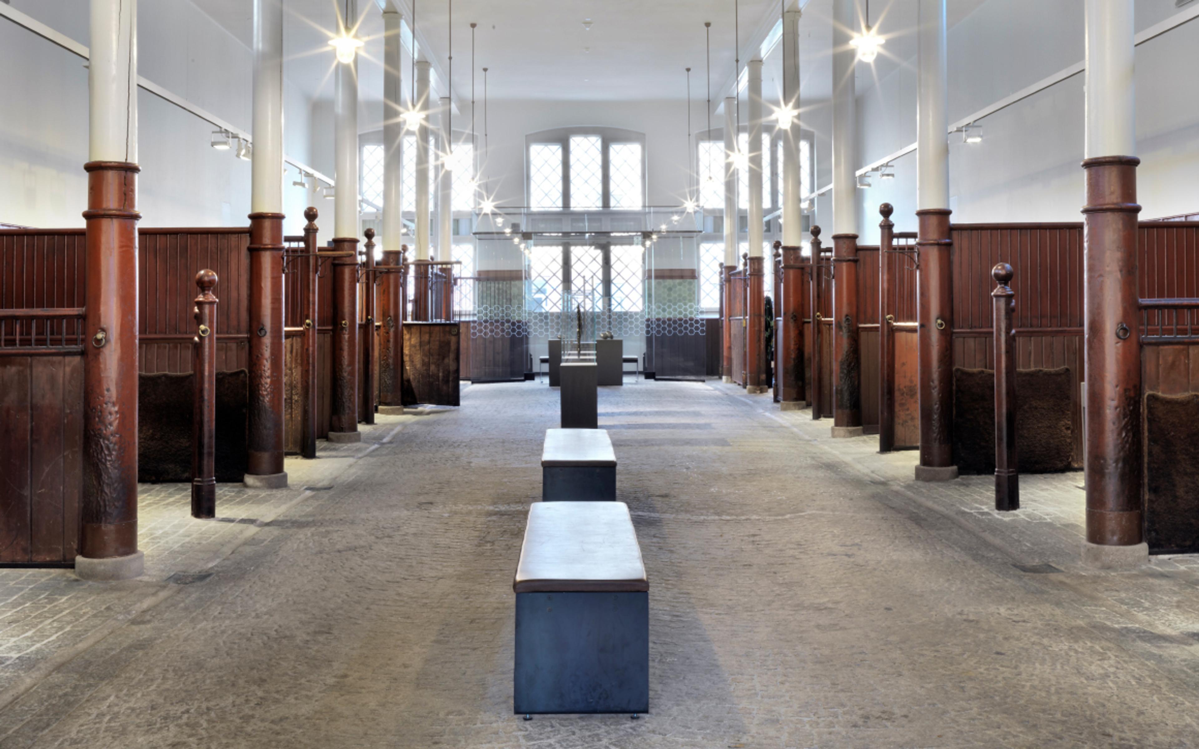 KunstStallen "uten innhold" - det vil si uten utstilling. Det er et langt, hvitmalt rom, med spiltau i rødbrunt treverk ned langs begge sider. I den åpne midten av rommet står benker.