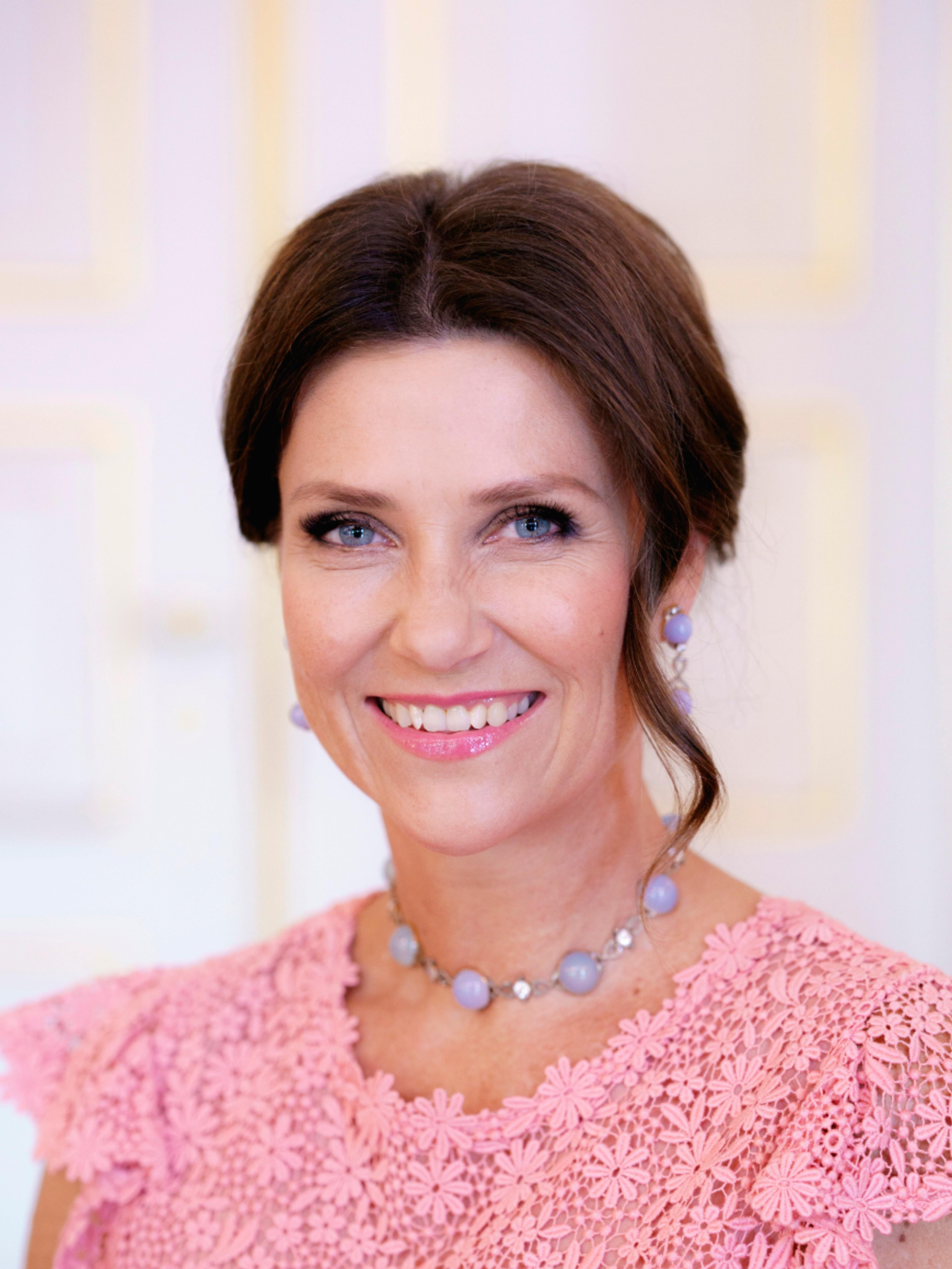 Portrett av Prinsesse Märtha Louise med oppsatt hår og rosa kjole.