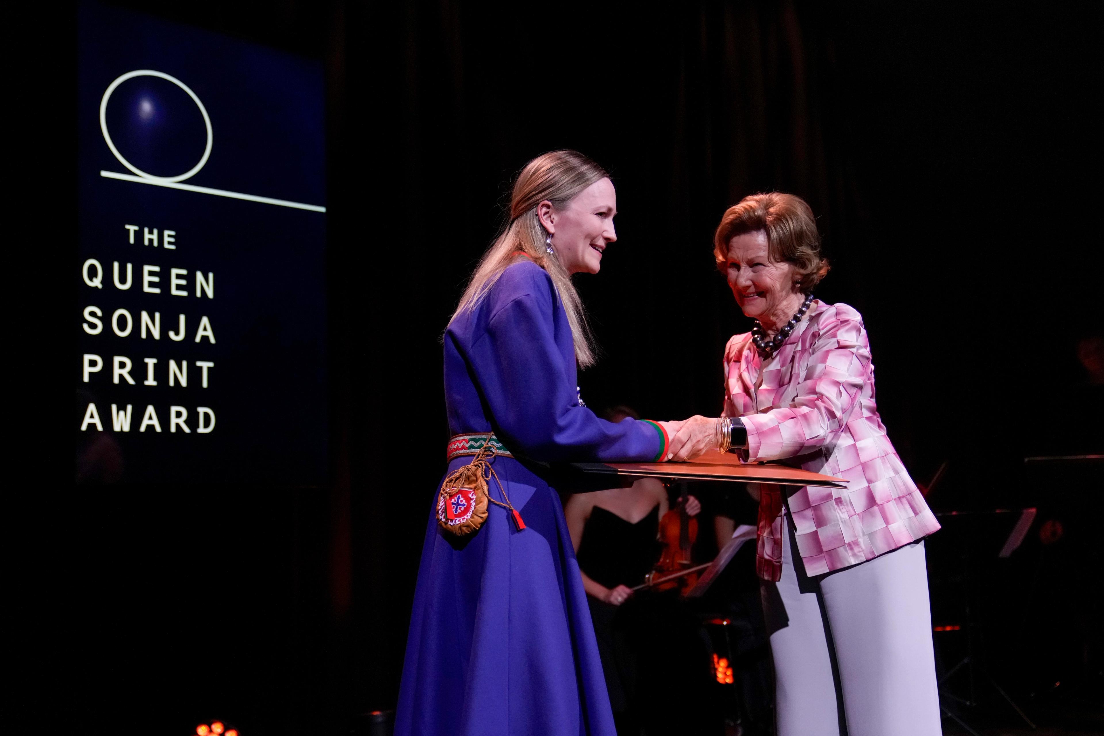 Dronning Sonja på scenen sammen med prisvinner Meerke Vekterli.