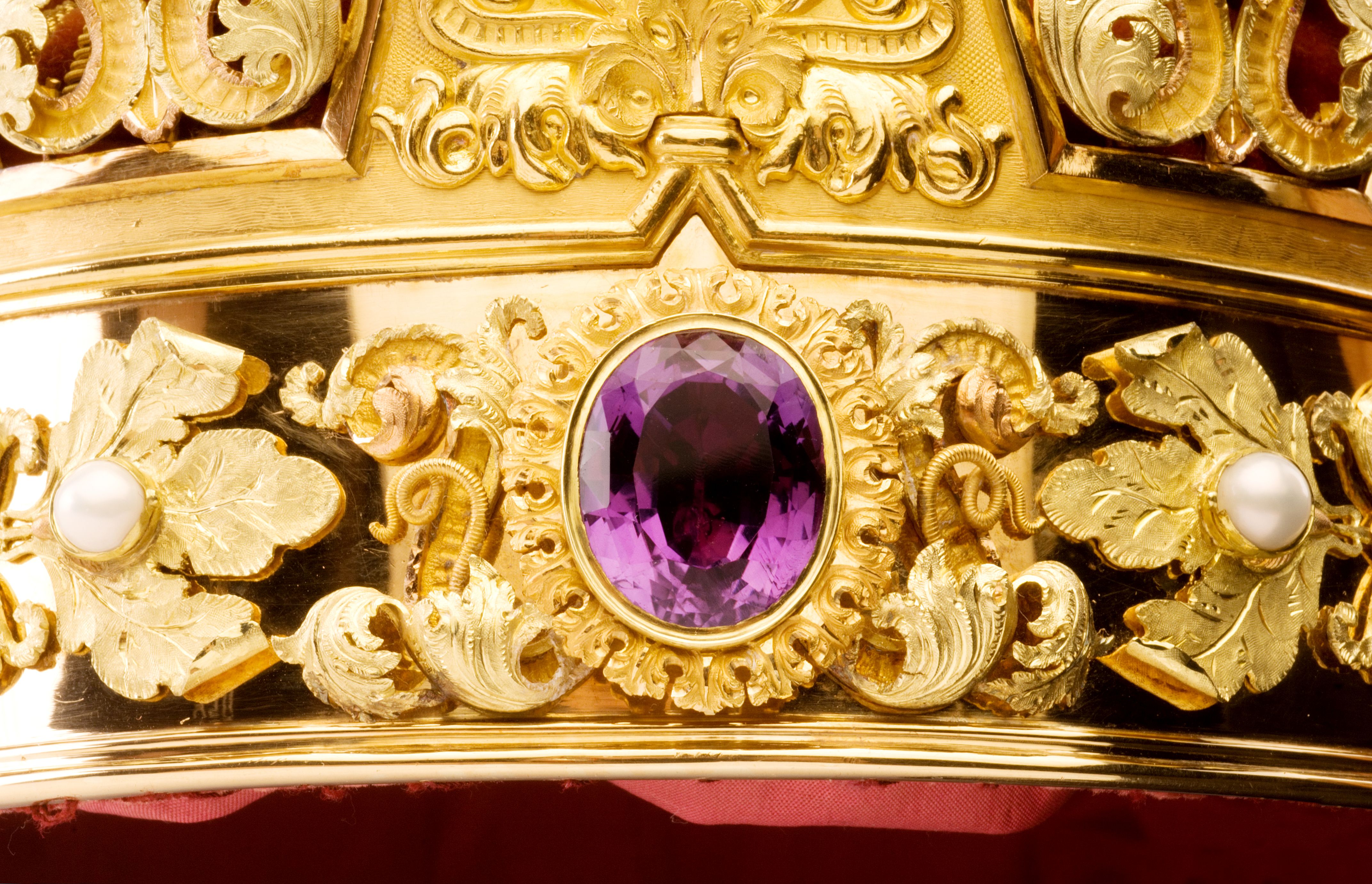 Detalj fra arvefyrstekronens kronering med en stor fasettslipt ametyst i sentrum.