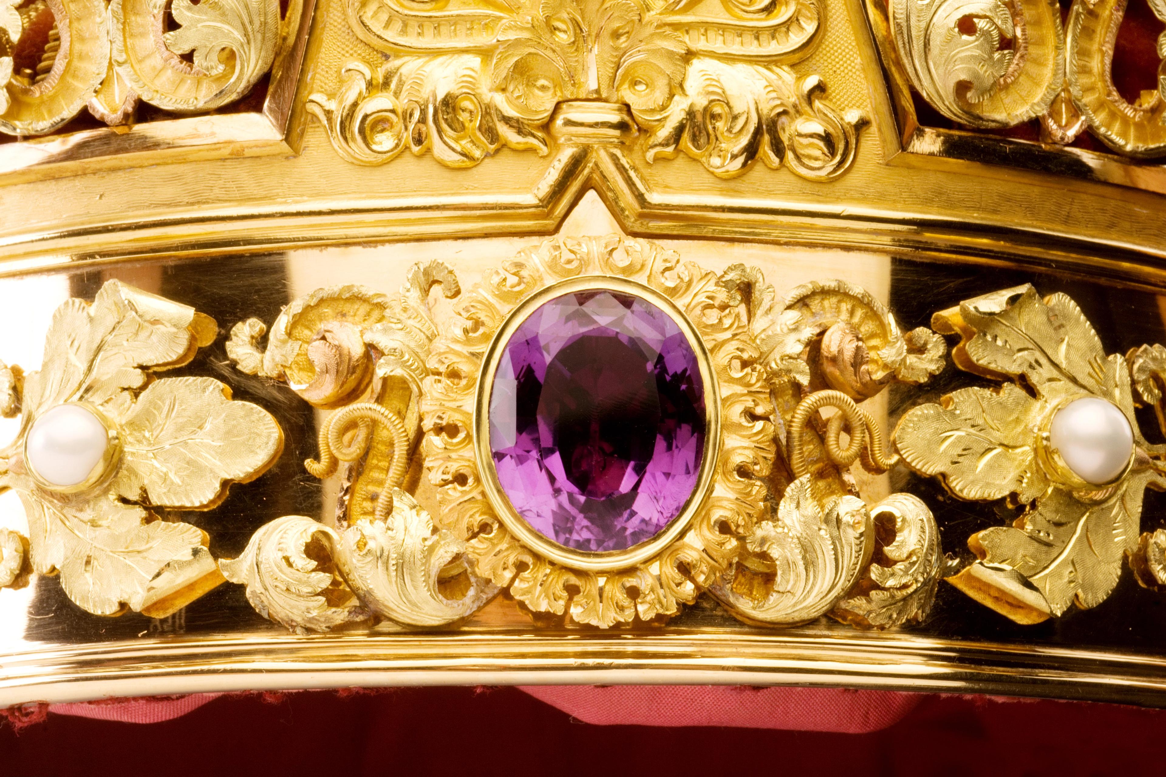 Detalj fra arvefyrstekronens kronering med en stor fasettslipt ametyst i sentrum.