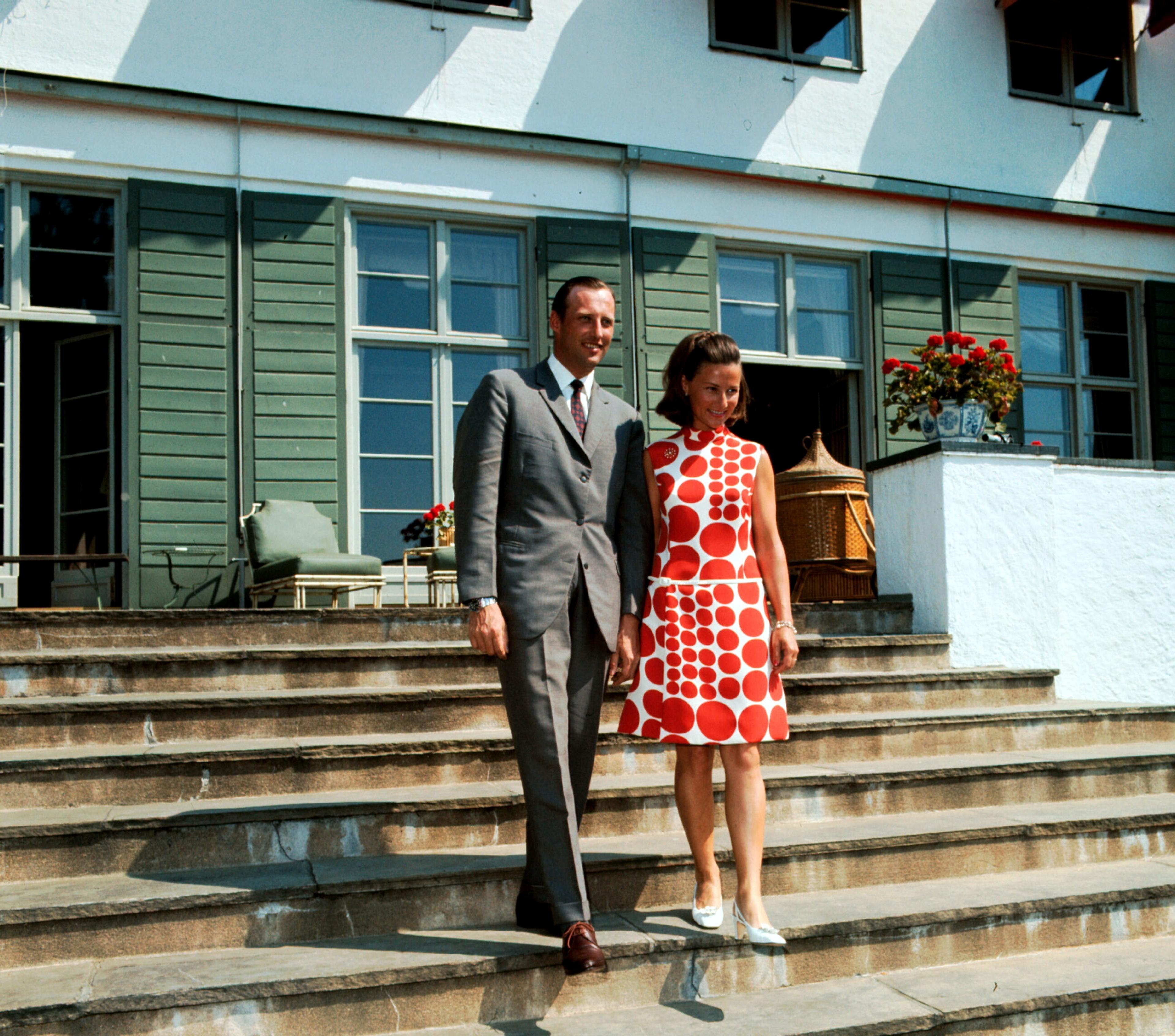 Kronprinsesse Sonja og Kronprins Harald sammen på trappen foran sitt hjem Skaugum.