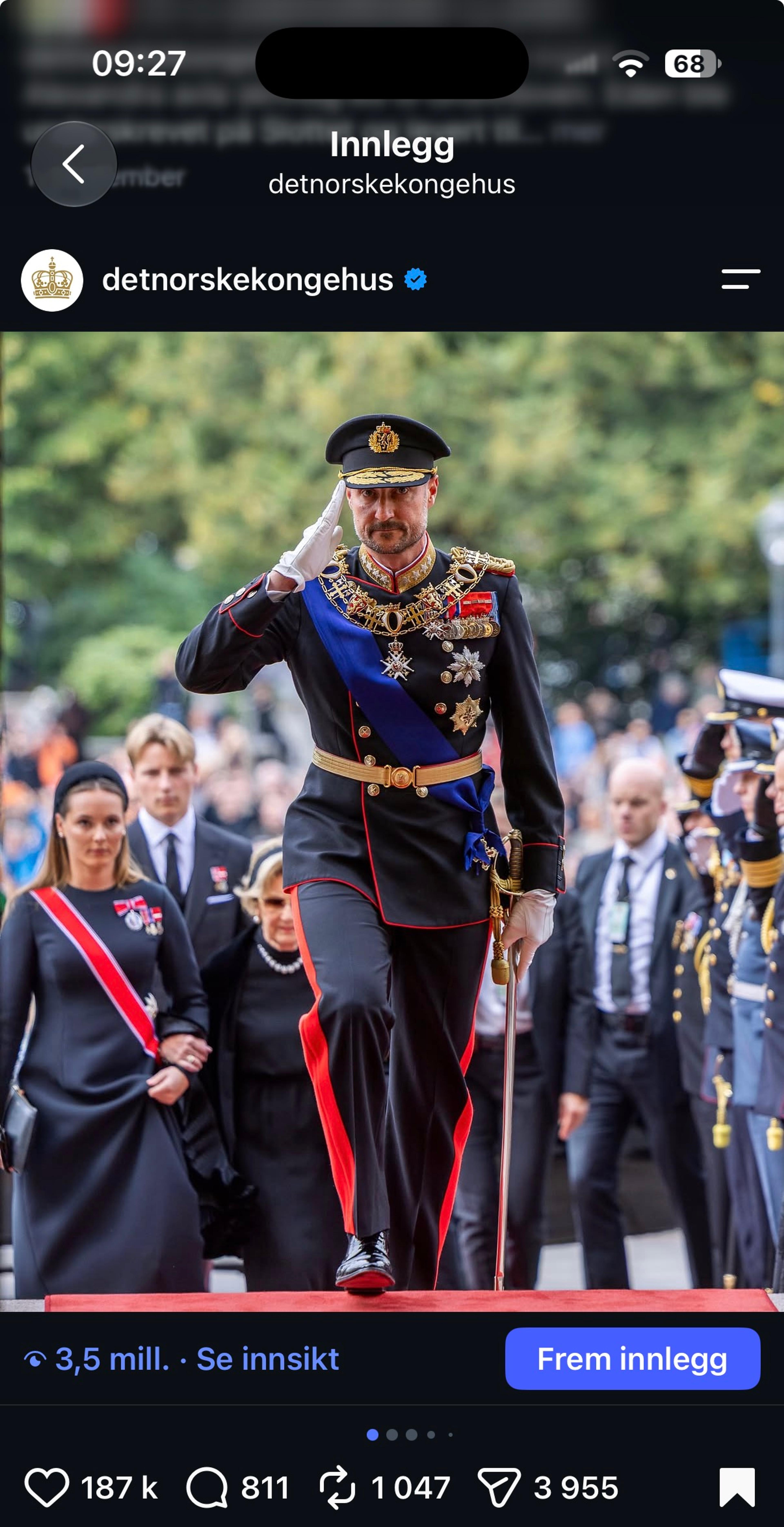 Skjermdump fra Instagram. Kong Haakon i uniform ankommer Stortinget.