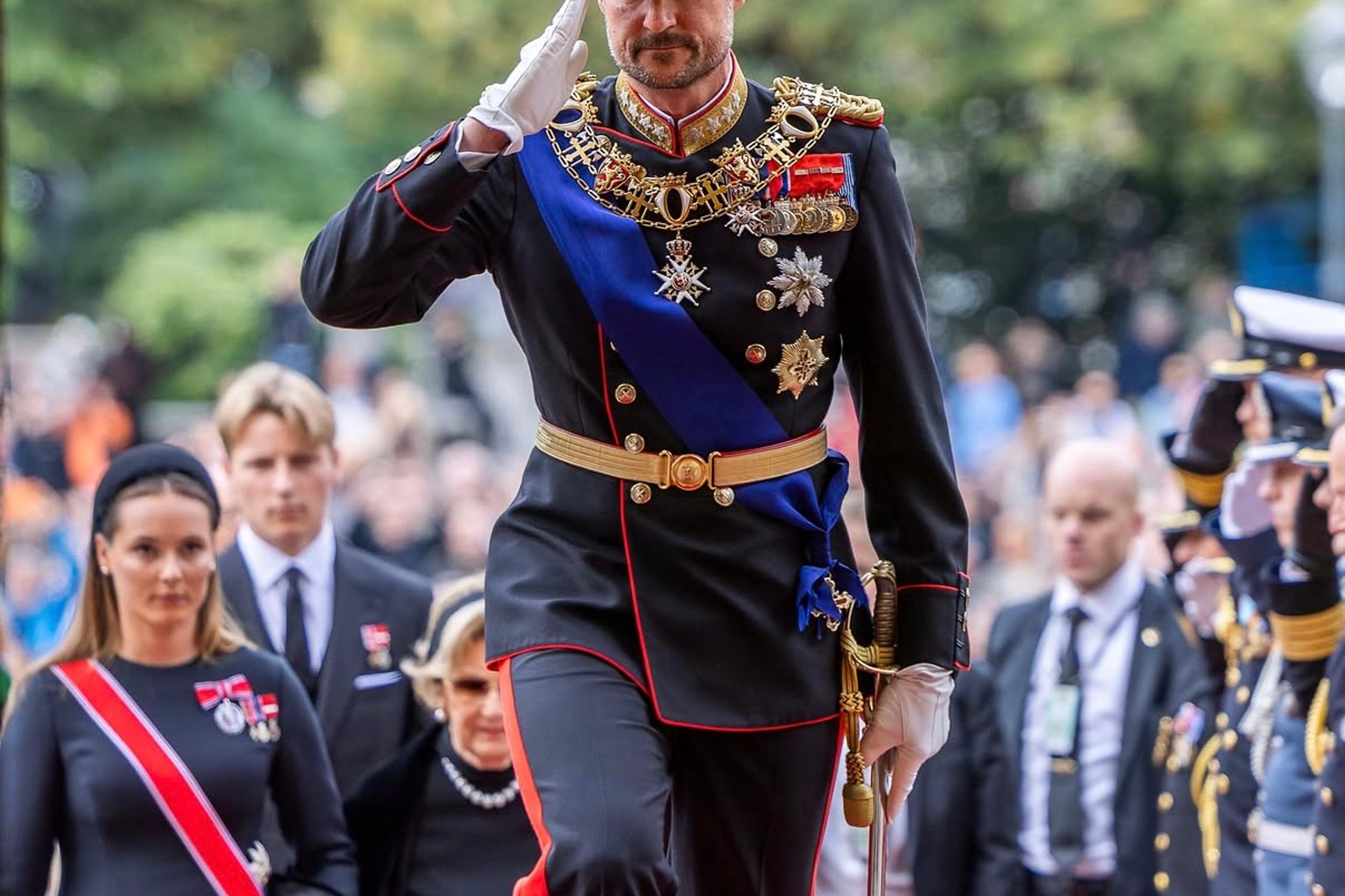 Skjermdump fra Instagram. Kong Haakon i uniform ankommer Stortinget.
