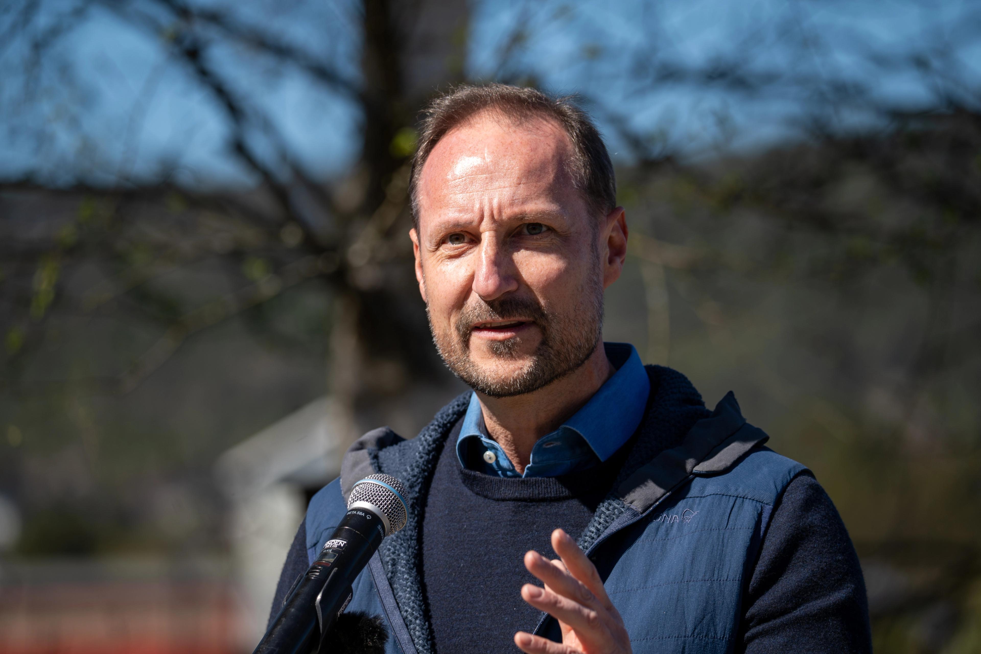 Tett på Kronprins Haakon under talen.
