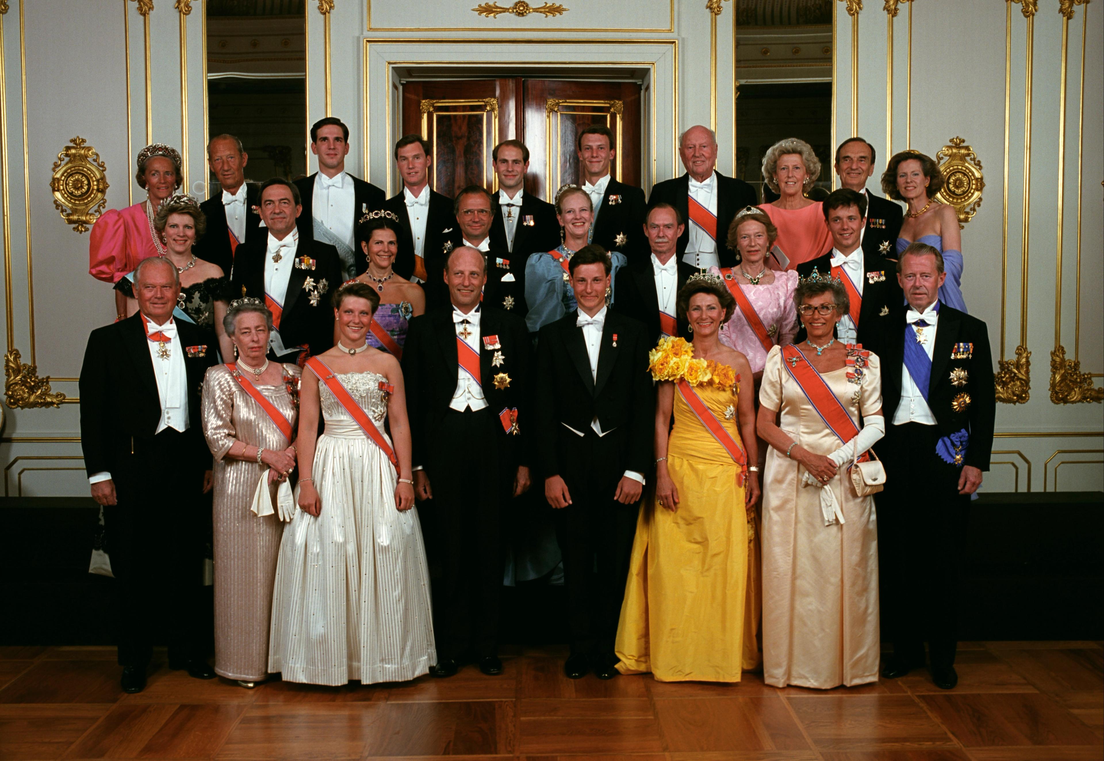 Gruppebilde av Kronprins Haakon nærmeste familie, tanter og onkler på fars side og europeiske kongelige. 27 totalt.