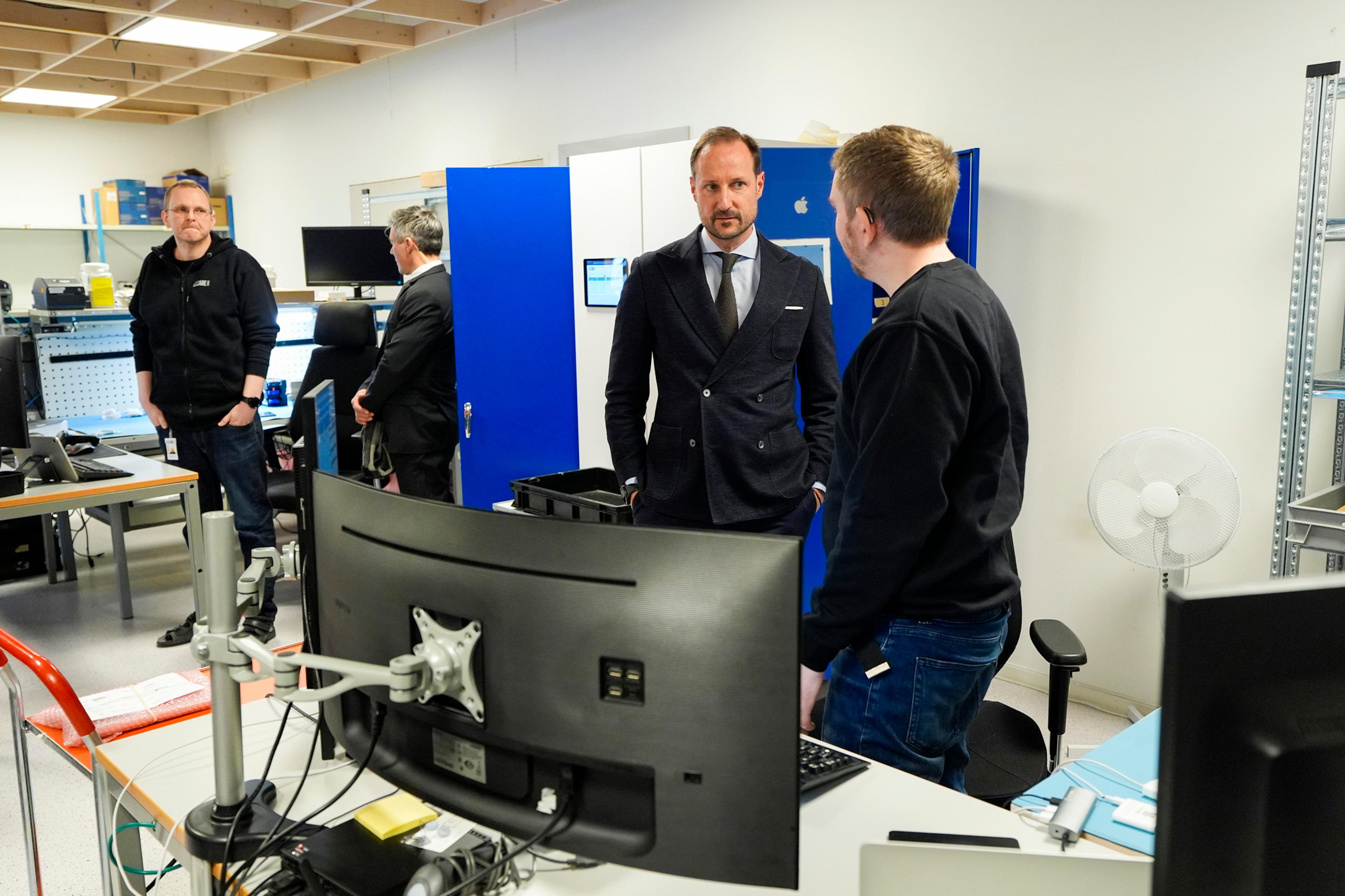 Kronprinsen i samtale med ansatt