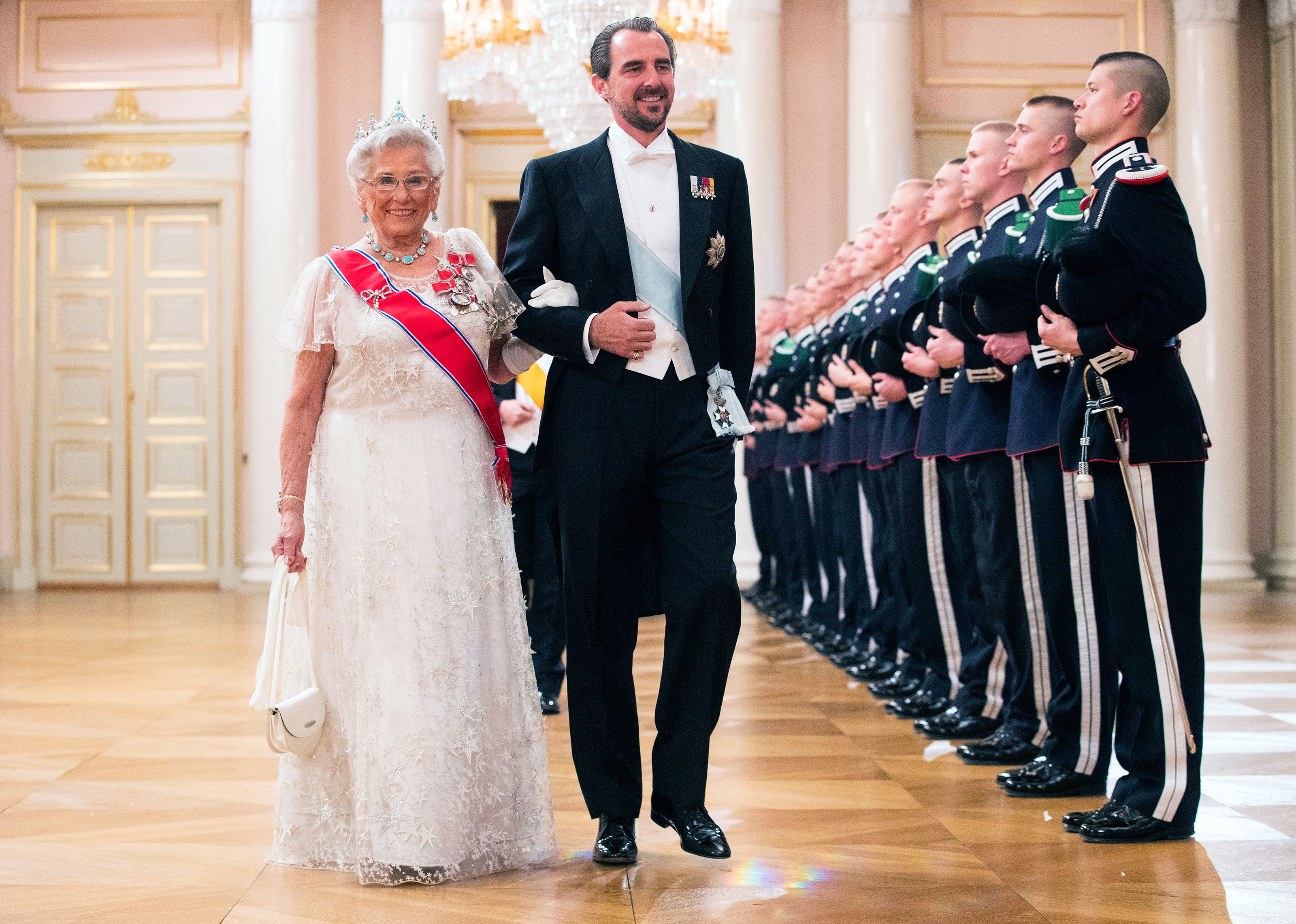 Prinsen og Prinsessen går langs en rad oppstilte gardister i Store festsal. Begge er kledd i galla.