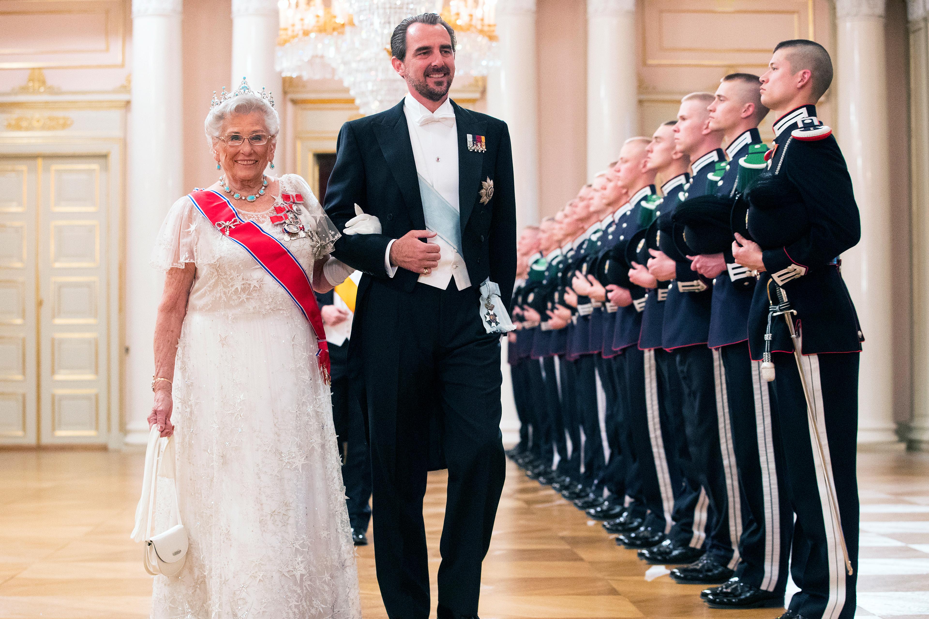 Prinsen og Prinsessen går langs en rad oppstilte gardister i Store festsal. Begge er kledd i galla.