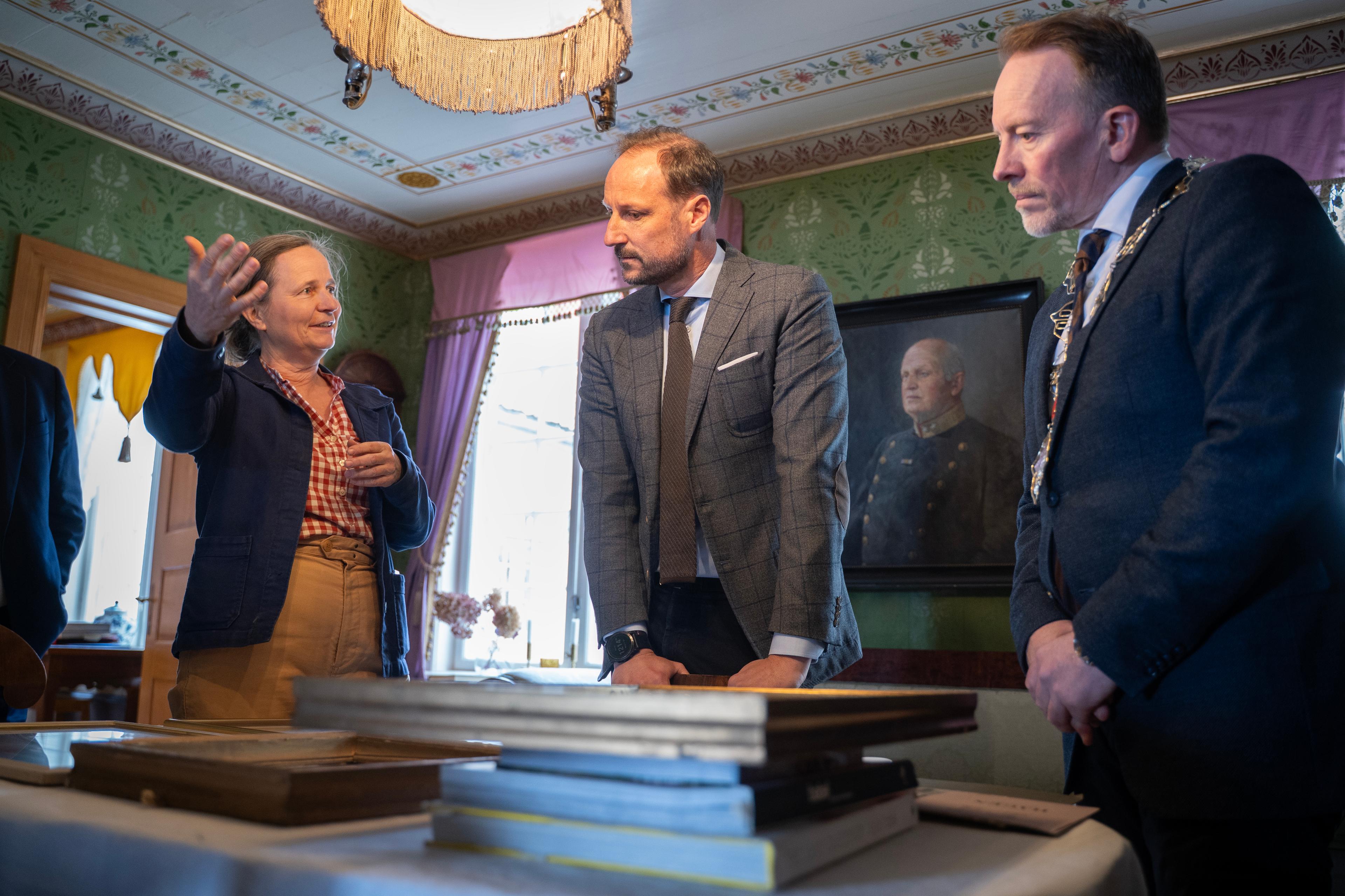 De to står sammen med ordføreren i Ringsaker.