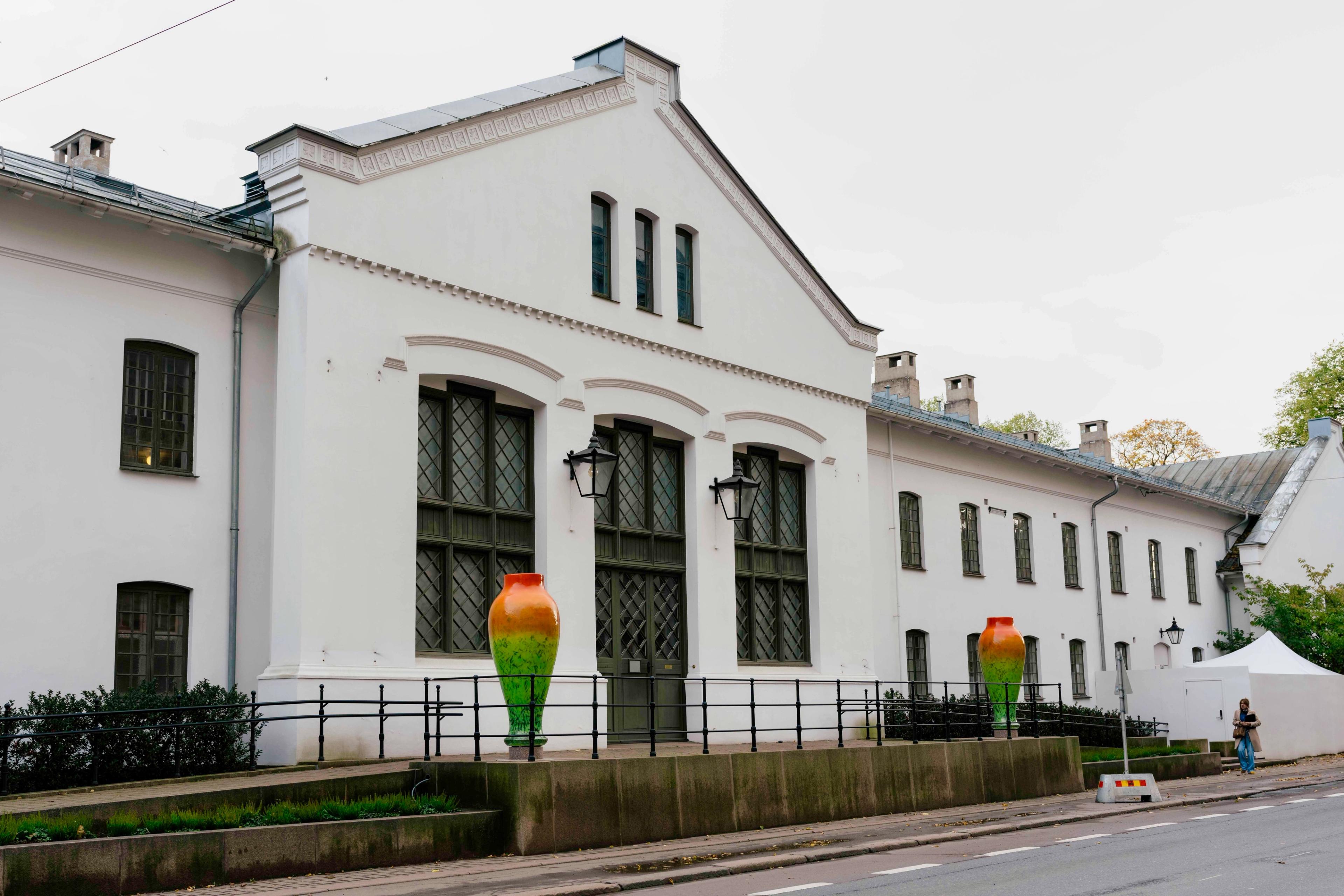 Begge krukkene ferdig montert utenfor Kunststallen