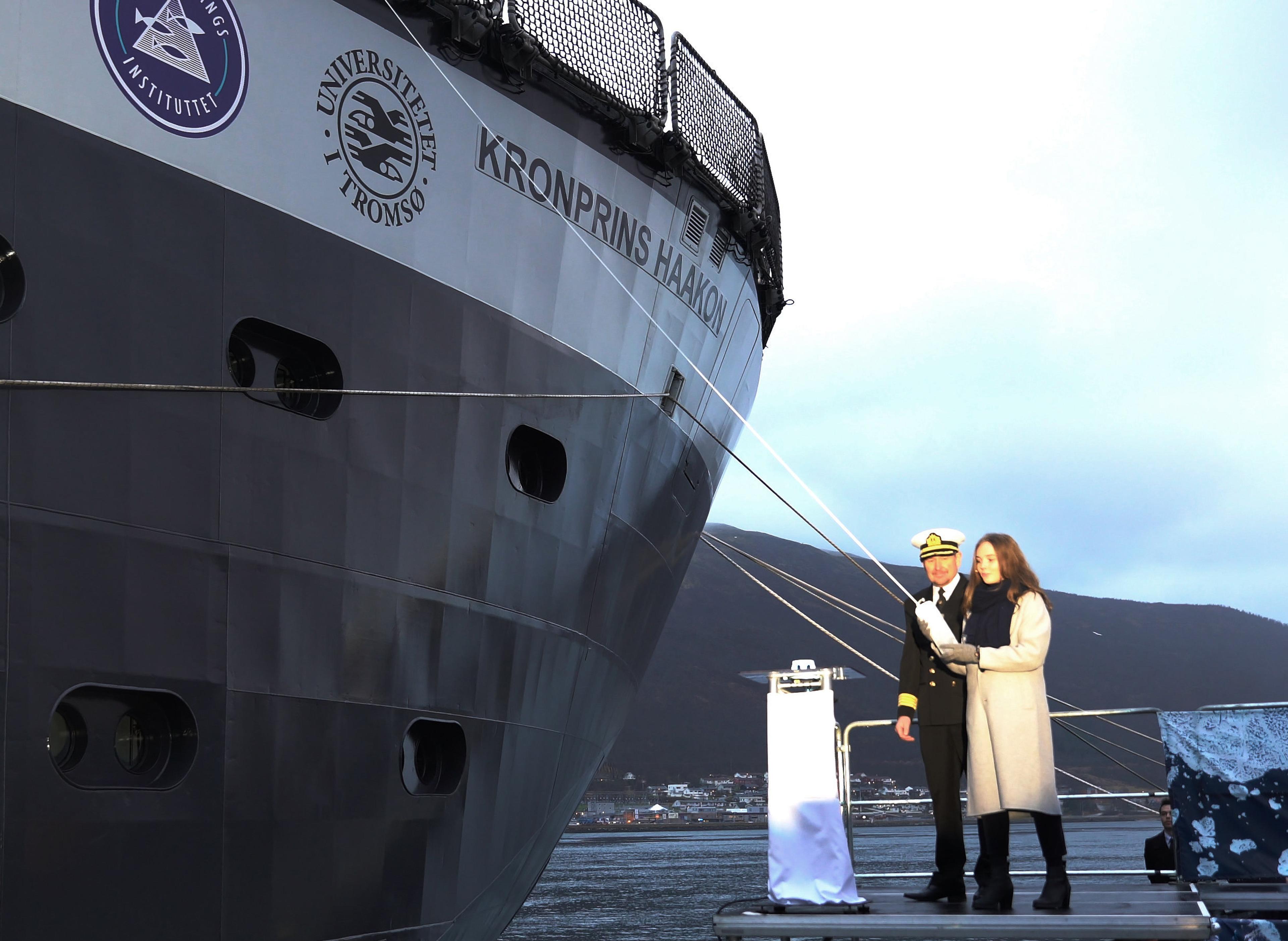 Prinsessen og kapteinen på kaia ved siden av forskningsskipet.