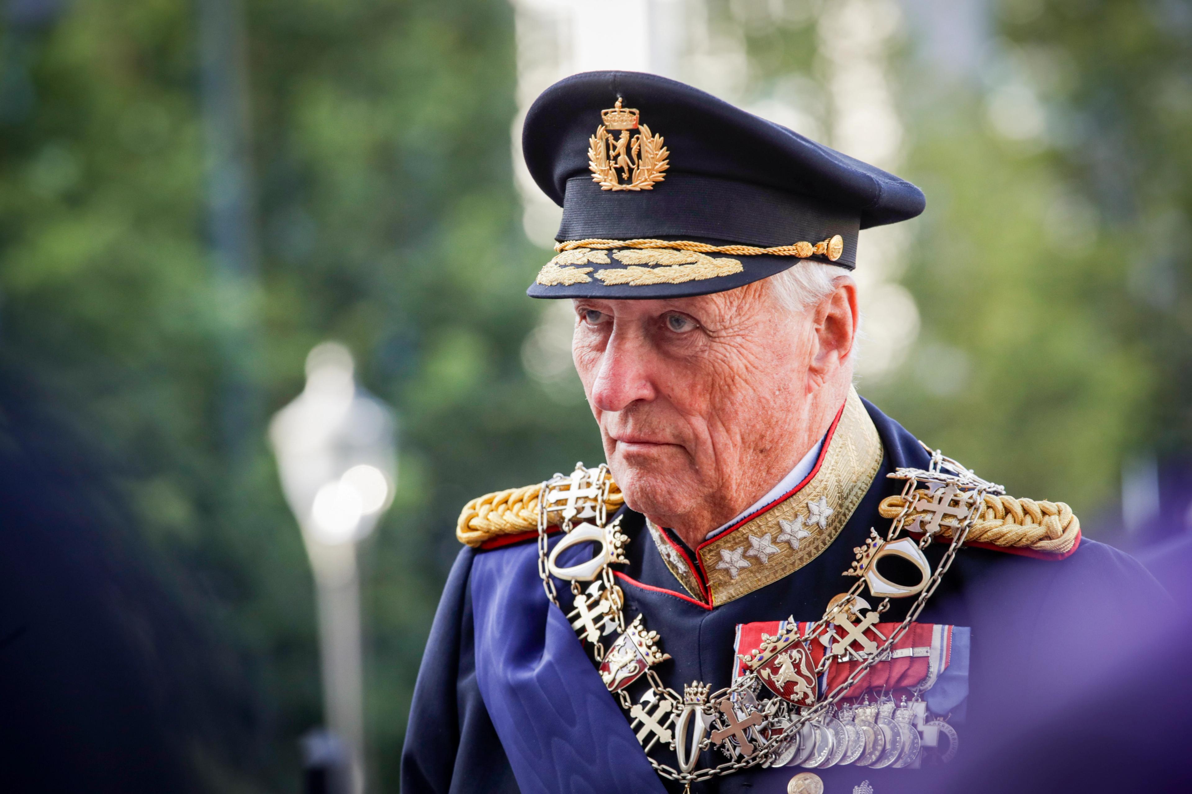 Kong Harald iført Hærens gallauniform.