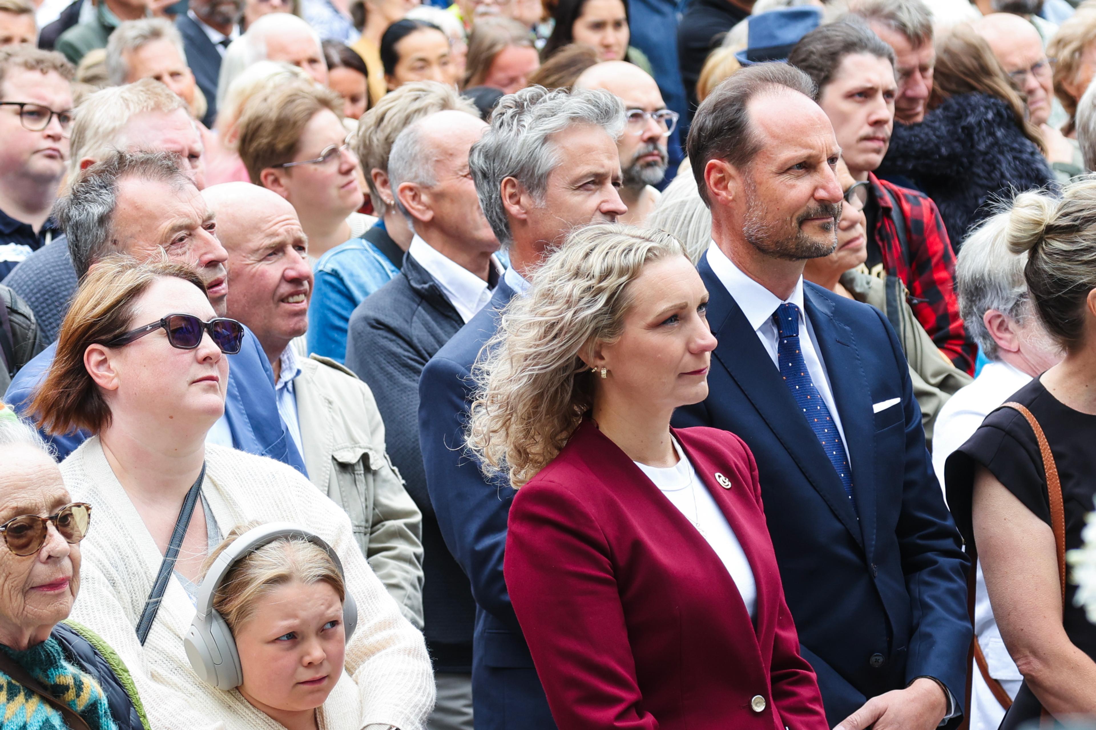Kronprinsen og statsråden står blant publikum.