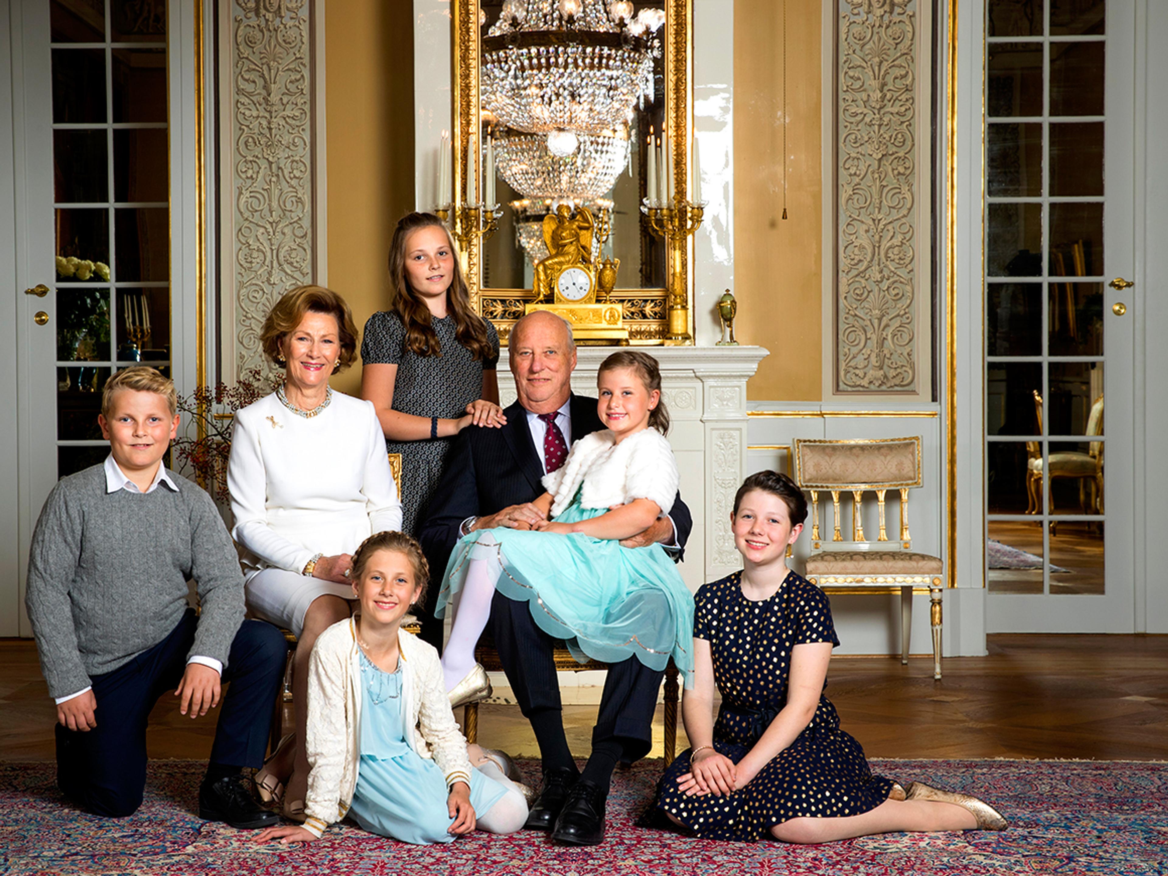 Kongen og Dronningen omkranset av barnebarna Prins Sverre Magnus, Prinsesse Ingrid Aexandra, Maud Angelica og Leah Isadora. Emma Tallulah sitter på Kongens fang.
