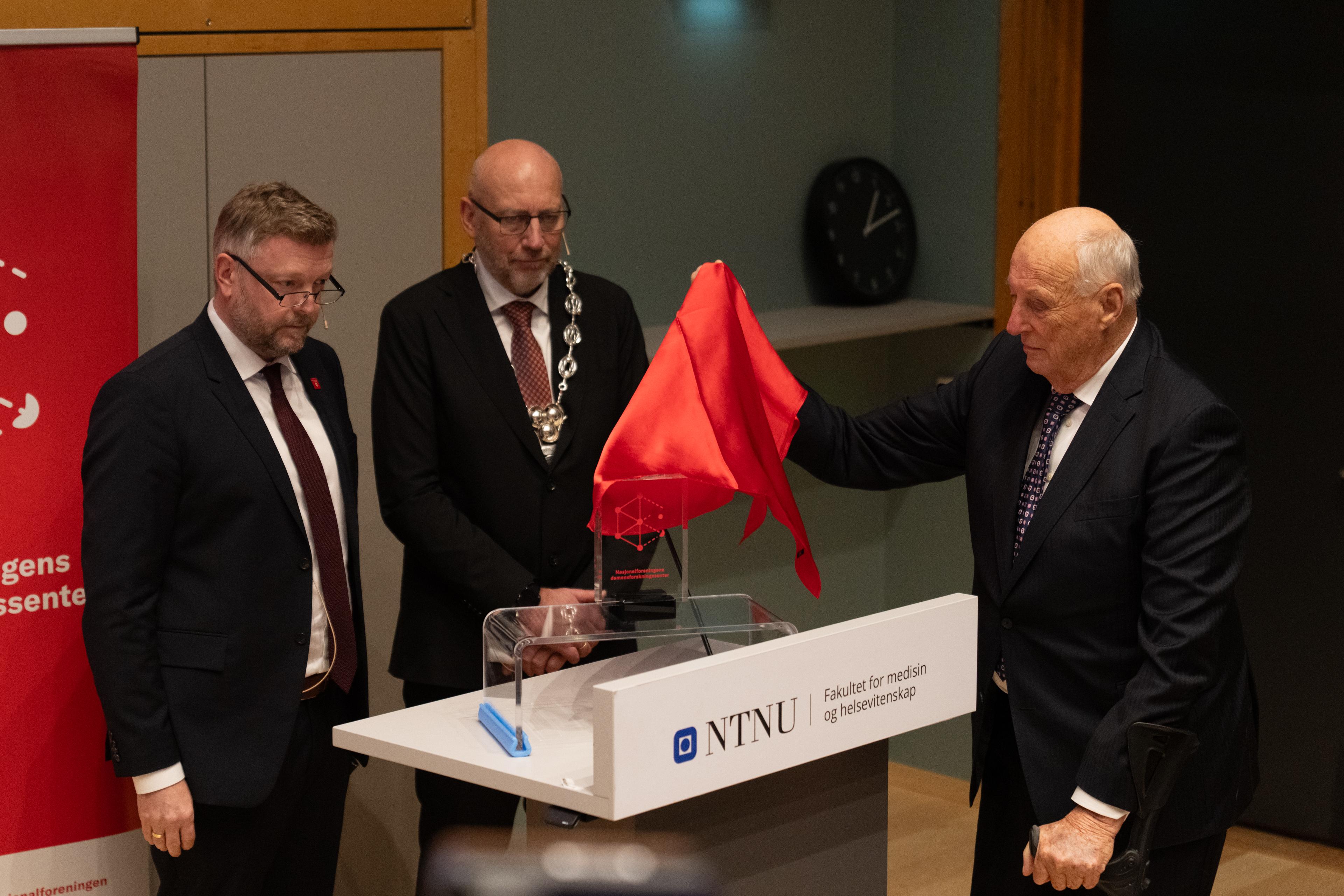 Kongen avduket grunnsteinen.