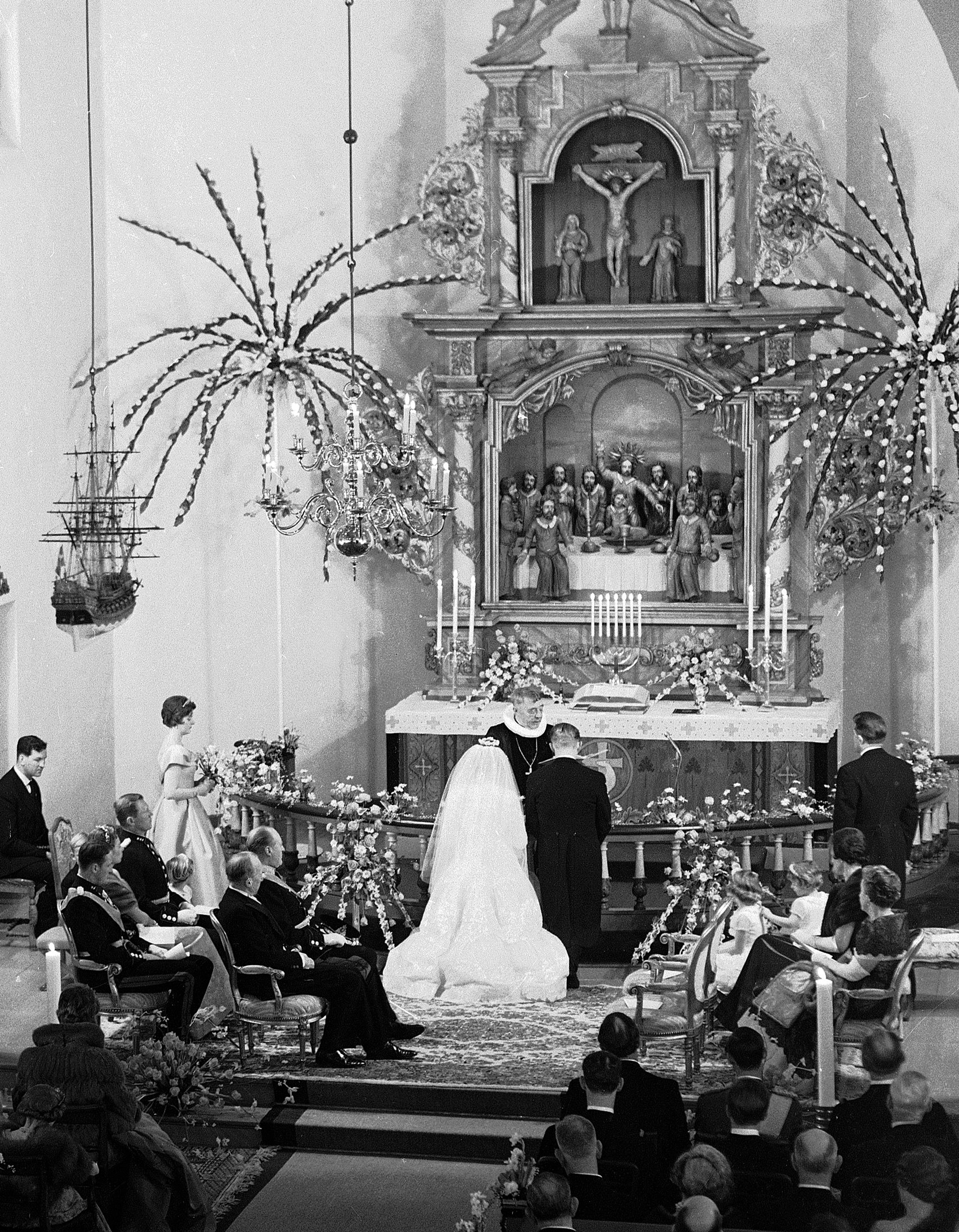 Brudeparet kneler foran alteret