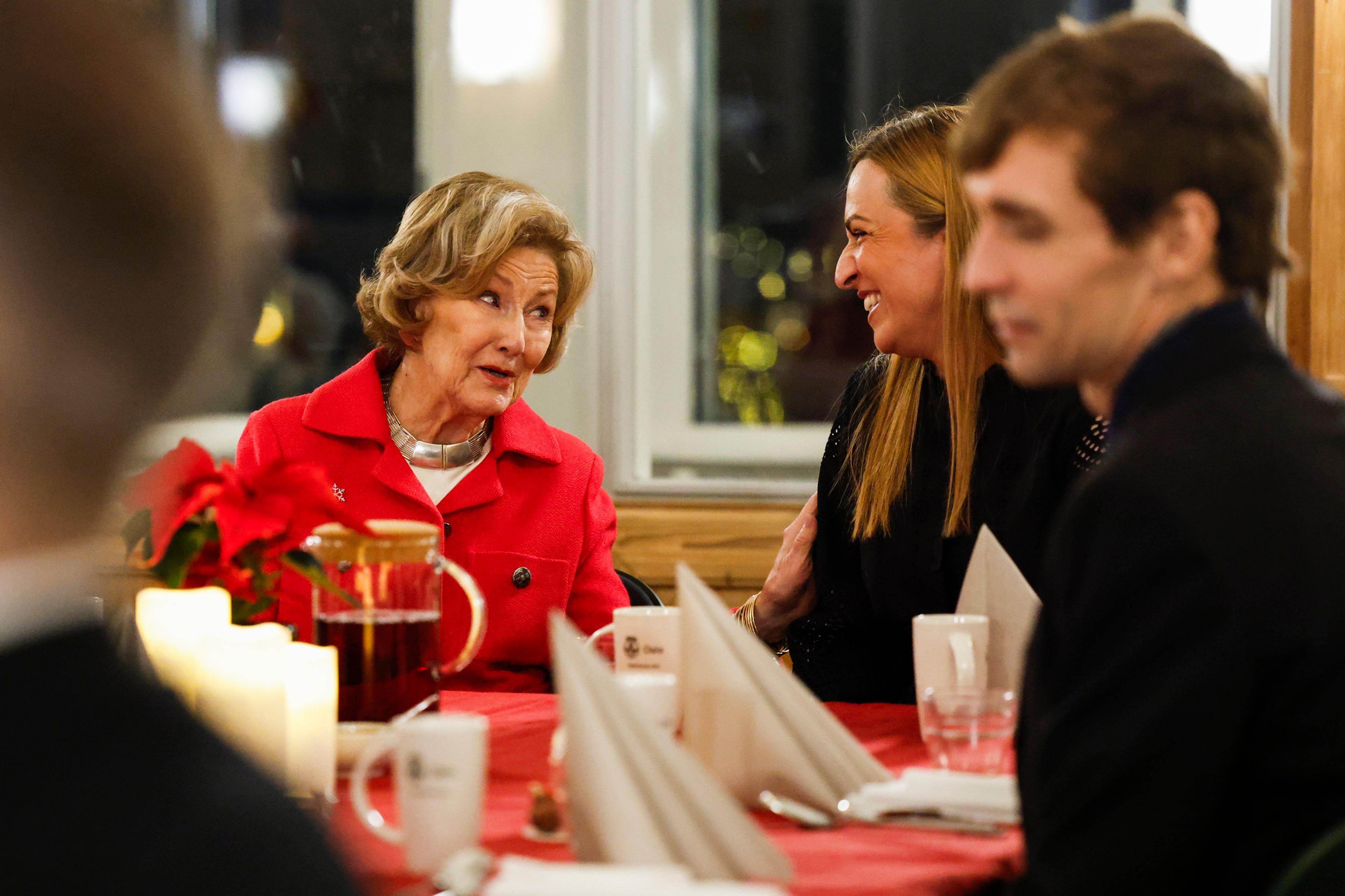 Dronning Sonja i samtale med ansatt i omsorgsboligen.