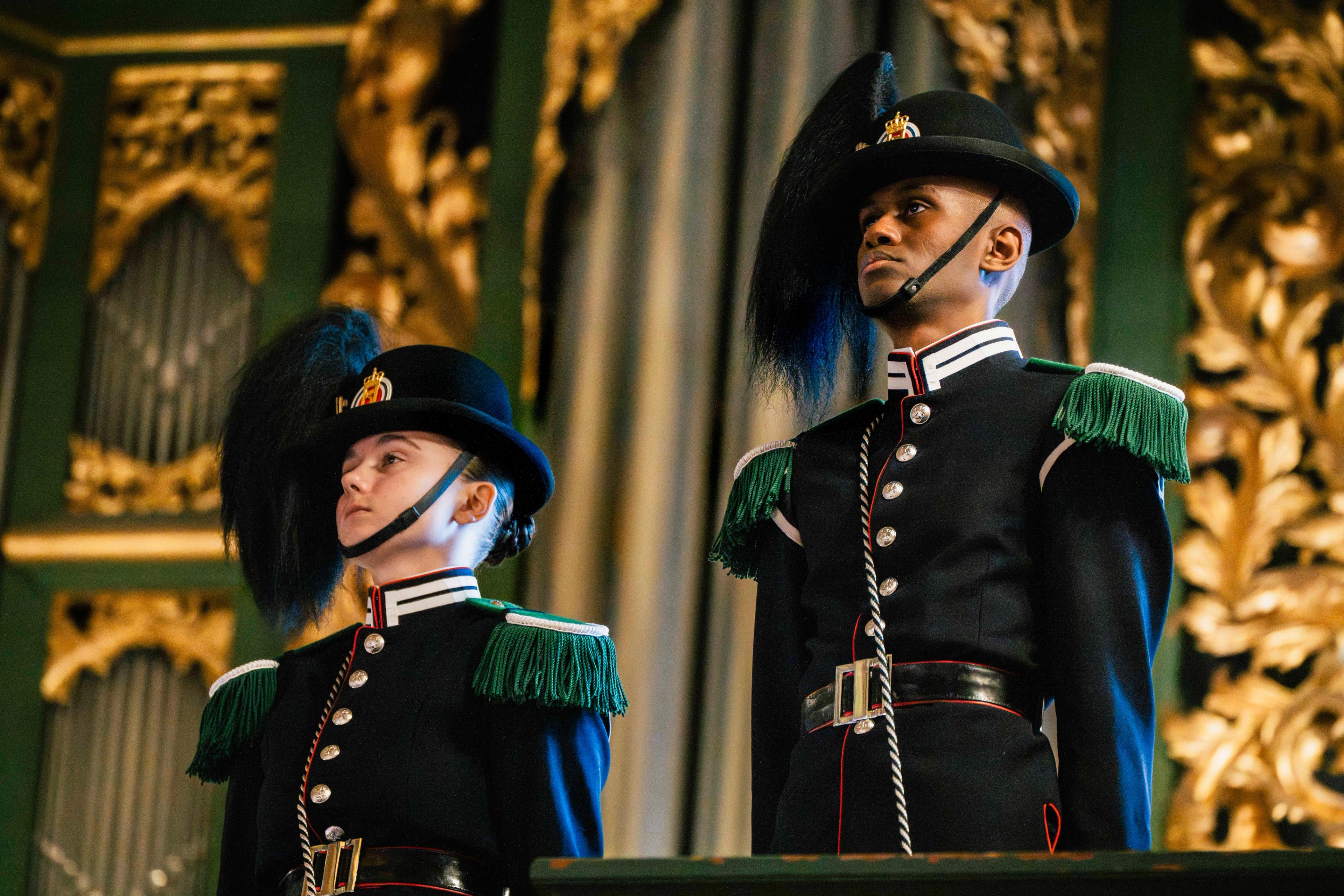 To gardister oppstilt på galleriet