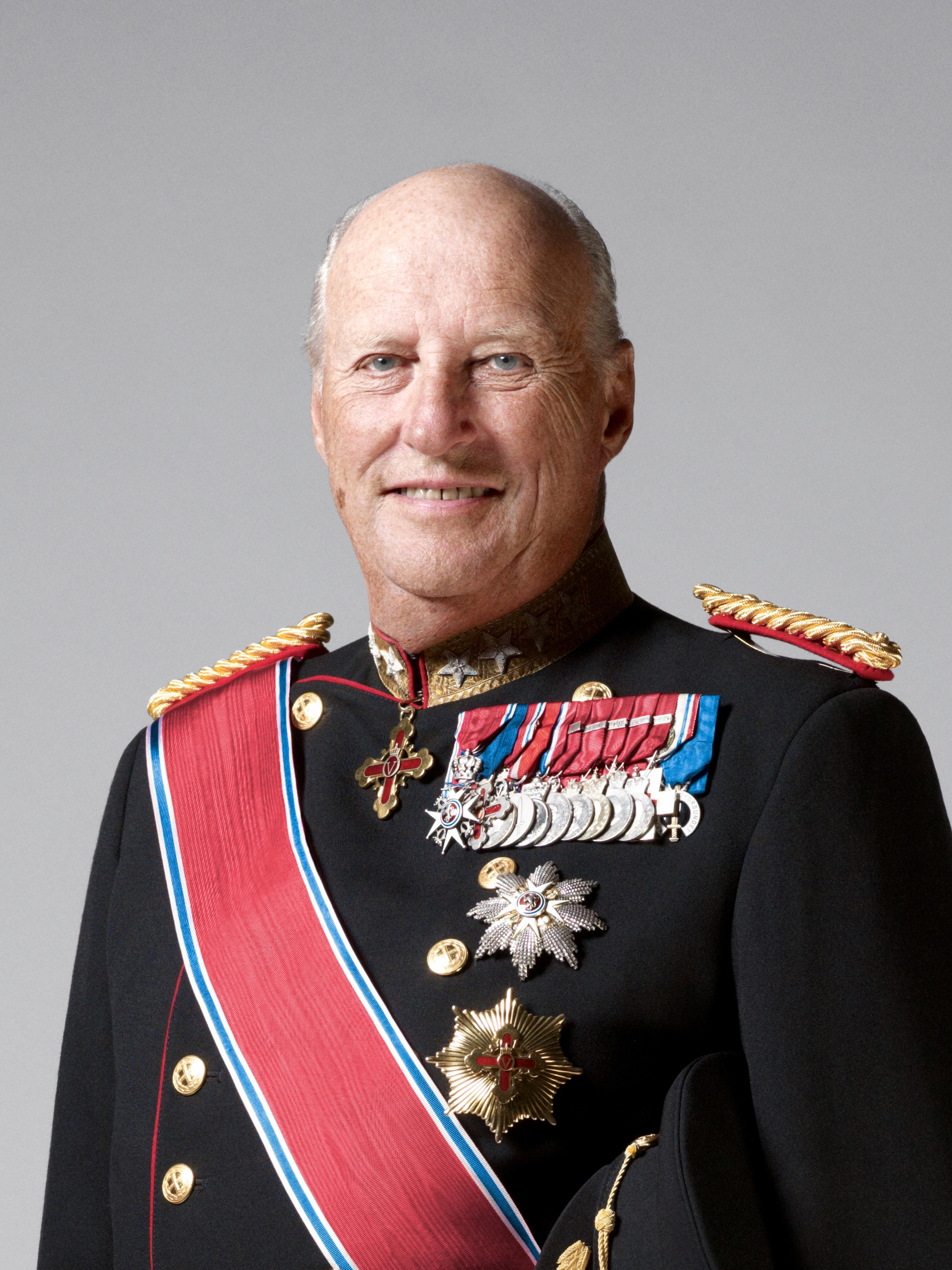 Portrett av Kong Harald i gallauniform med ordener og medaljer.