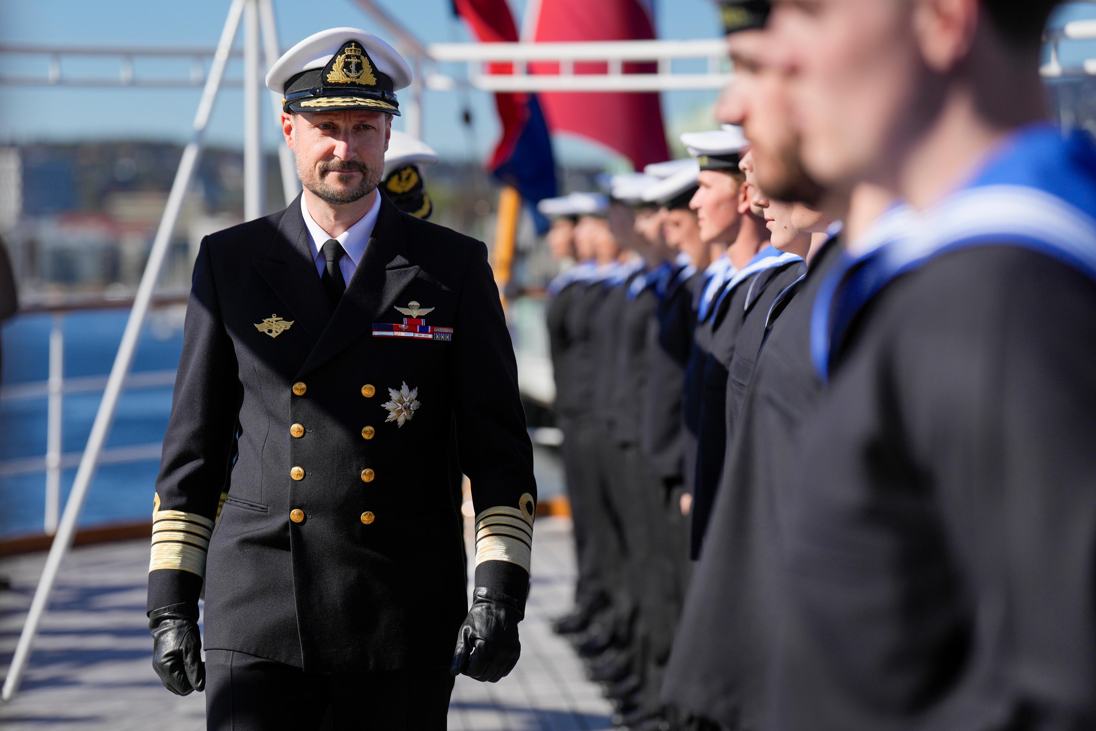 Kronprinsen passerer vernepliktige som står på rekke.
