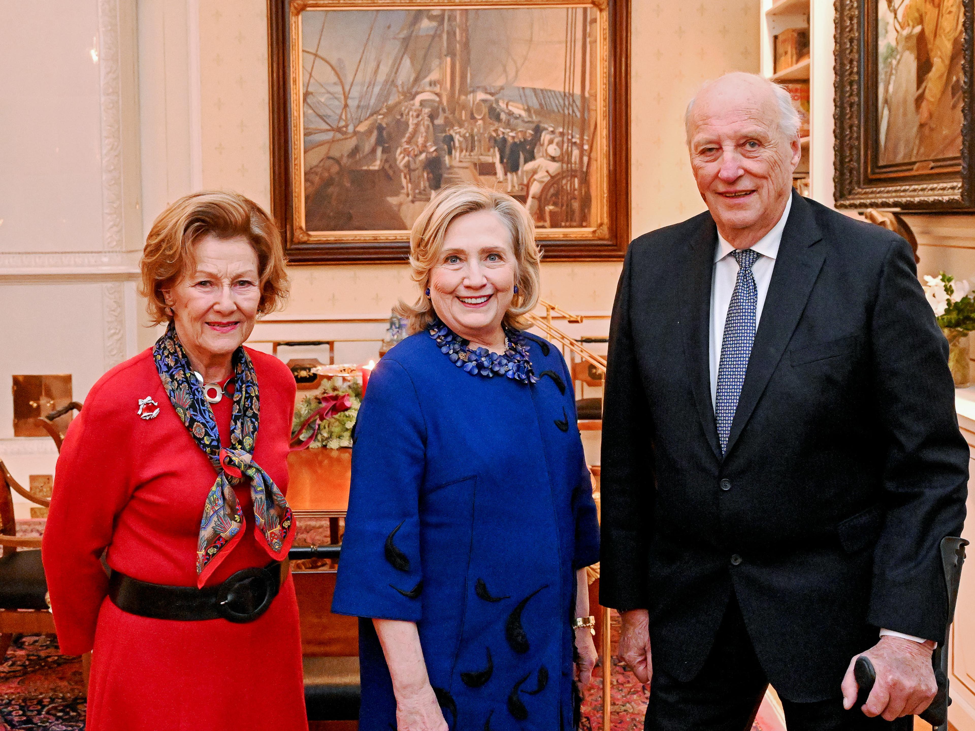 Dronning Sonja, Hillary Clinton og Kong Harald ved siden av hverandre for fotografering på Kongens kontor.