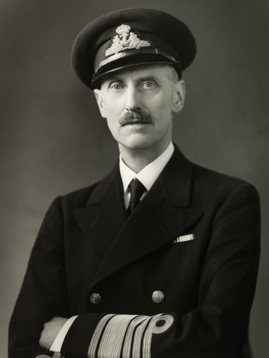 Portrett av Kong Haakon i marineuniform. 