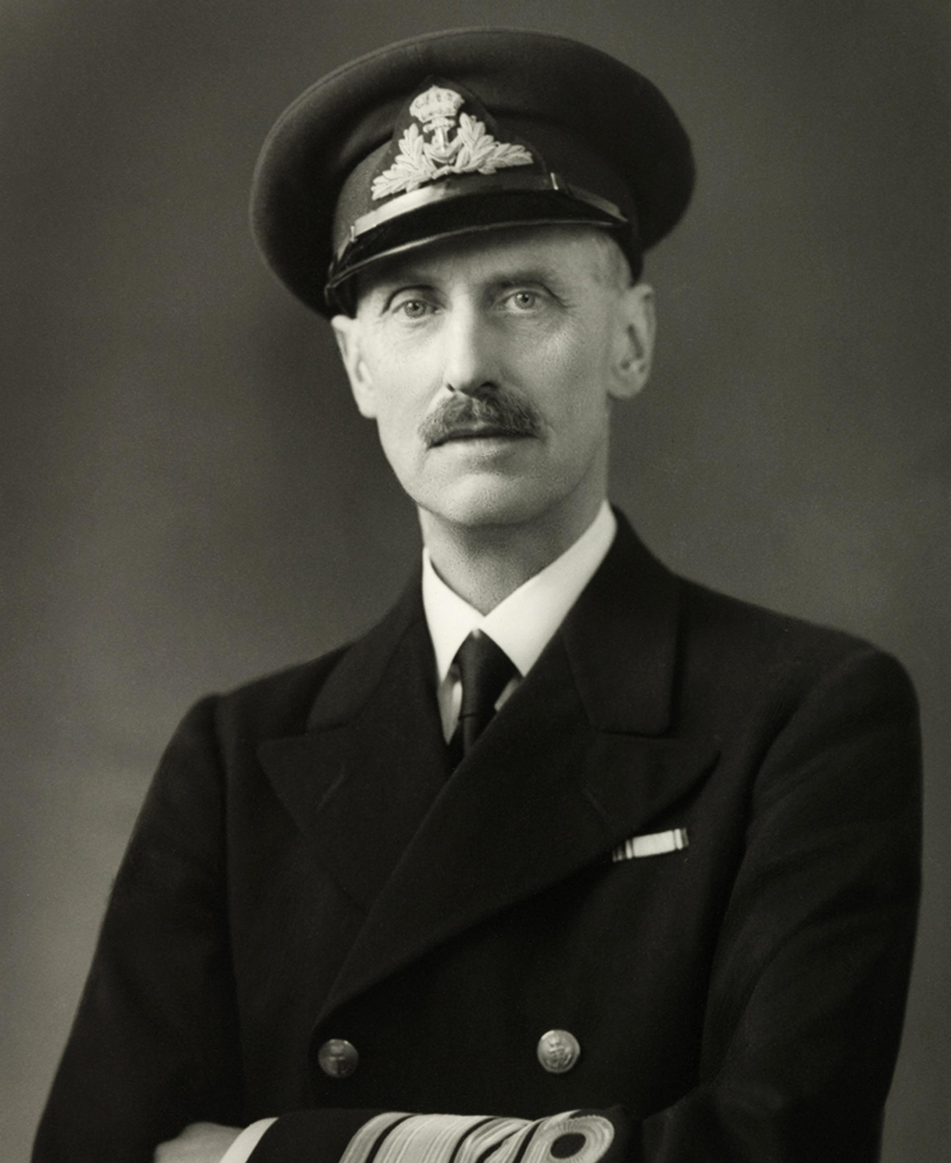 Portrett av Kong Haakon i marineuniform.