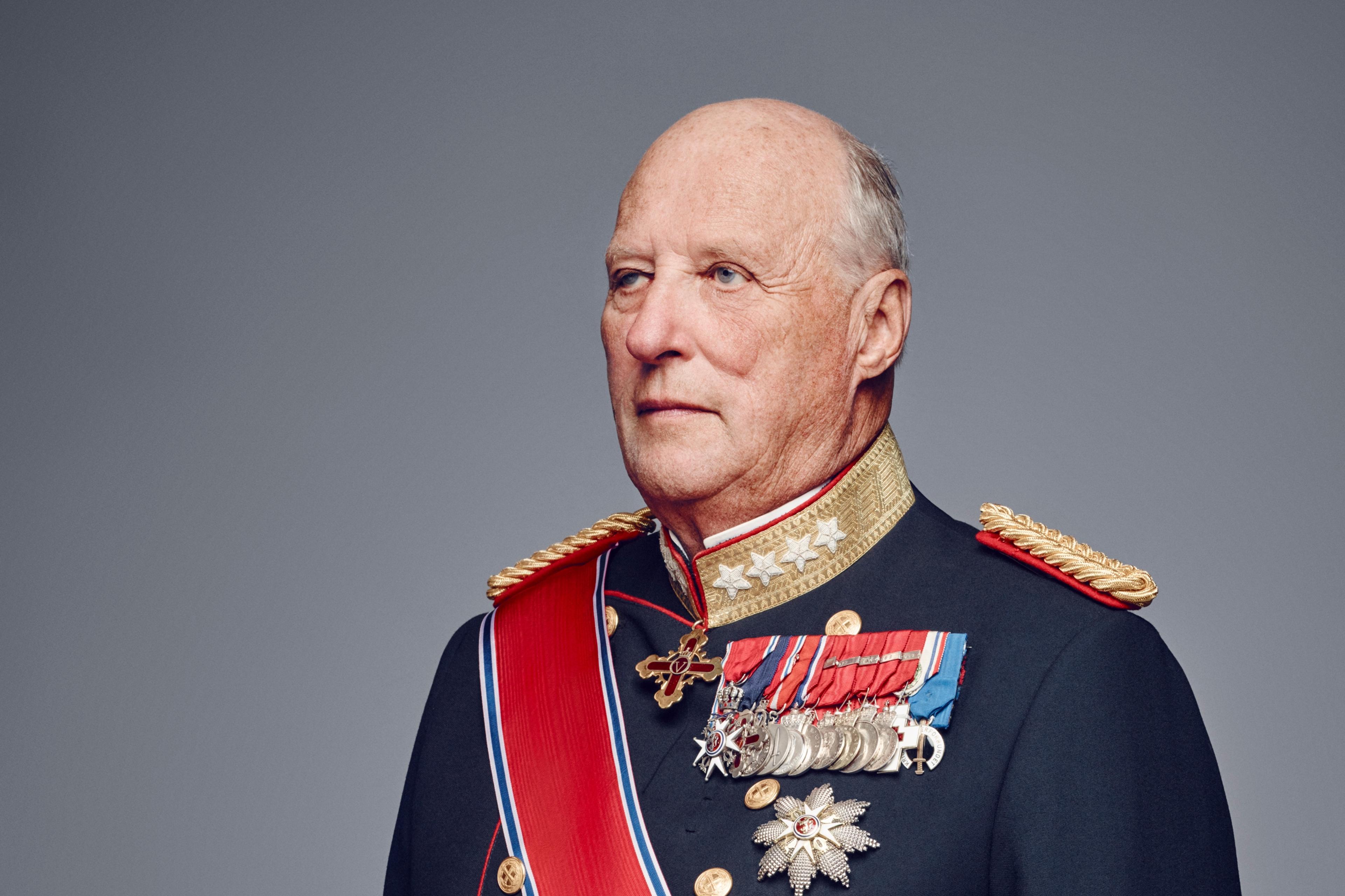 Portrett av Kong Harald i gallauniform med ordener og medaljer.