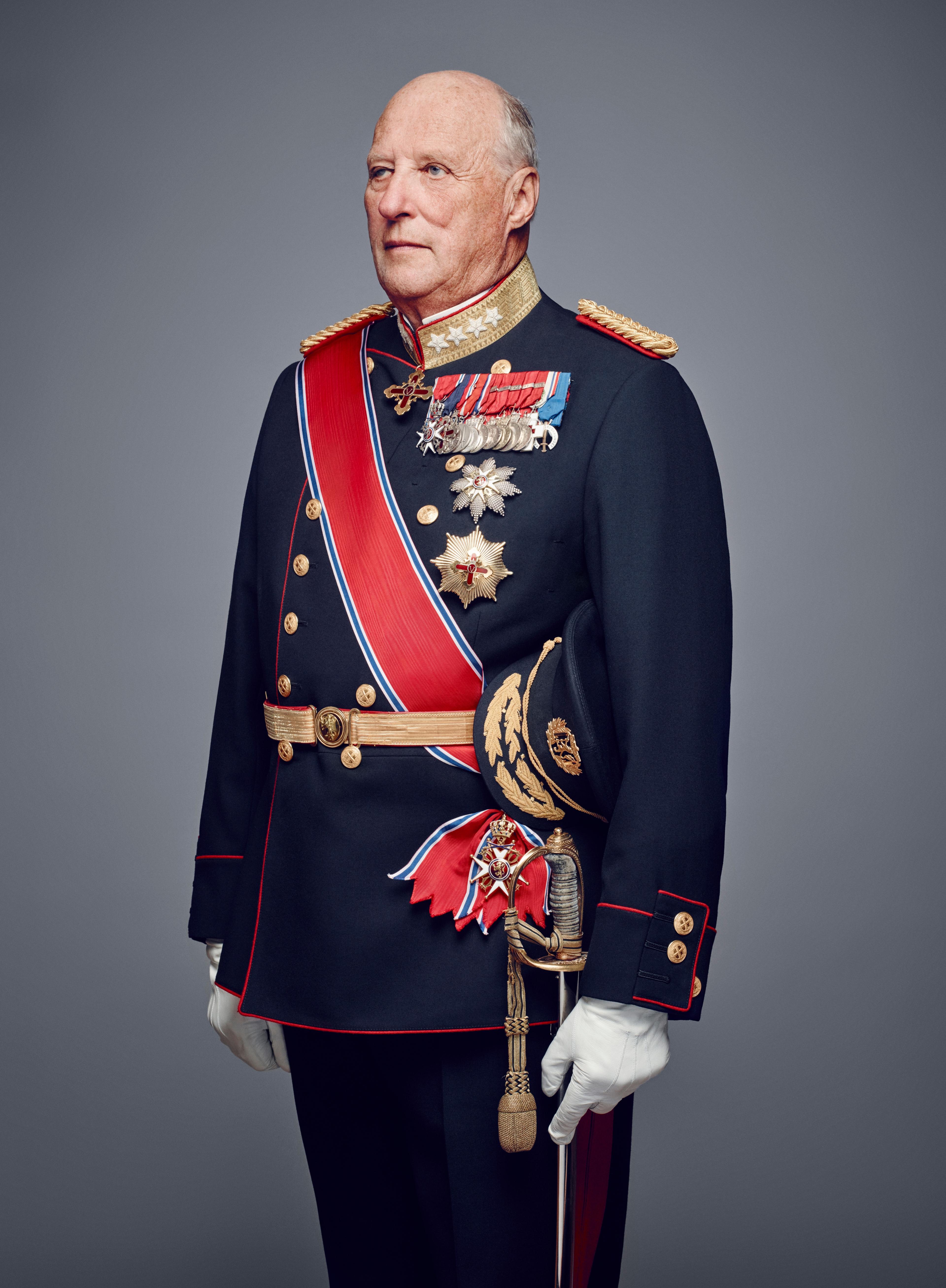 Portrett av Kong Harald i gallauniform med ordener og medaljer.
