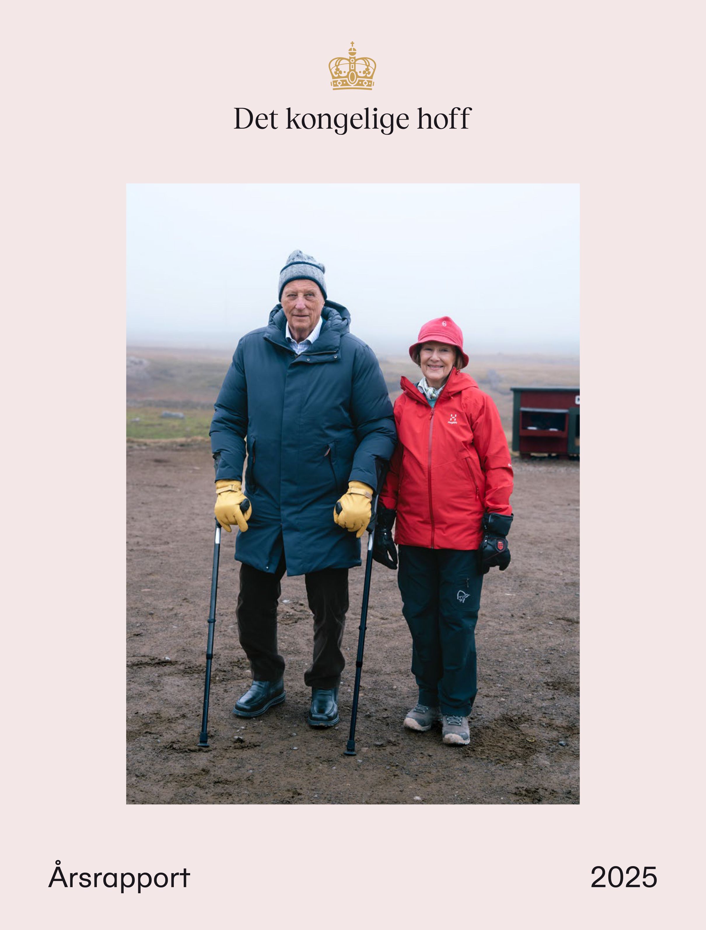 Rapportens forside med bilde av Kongeparet sammen på Bjørnøya.