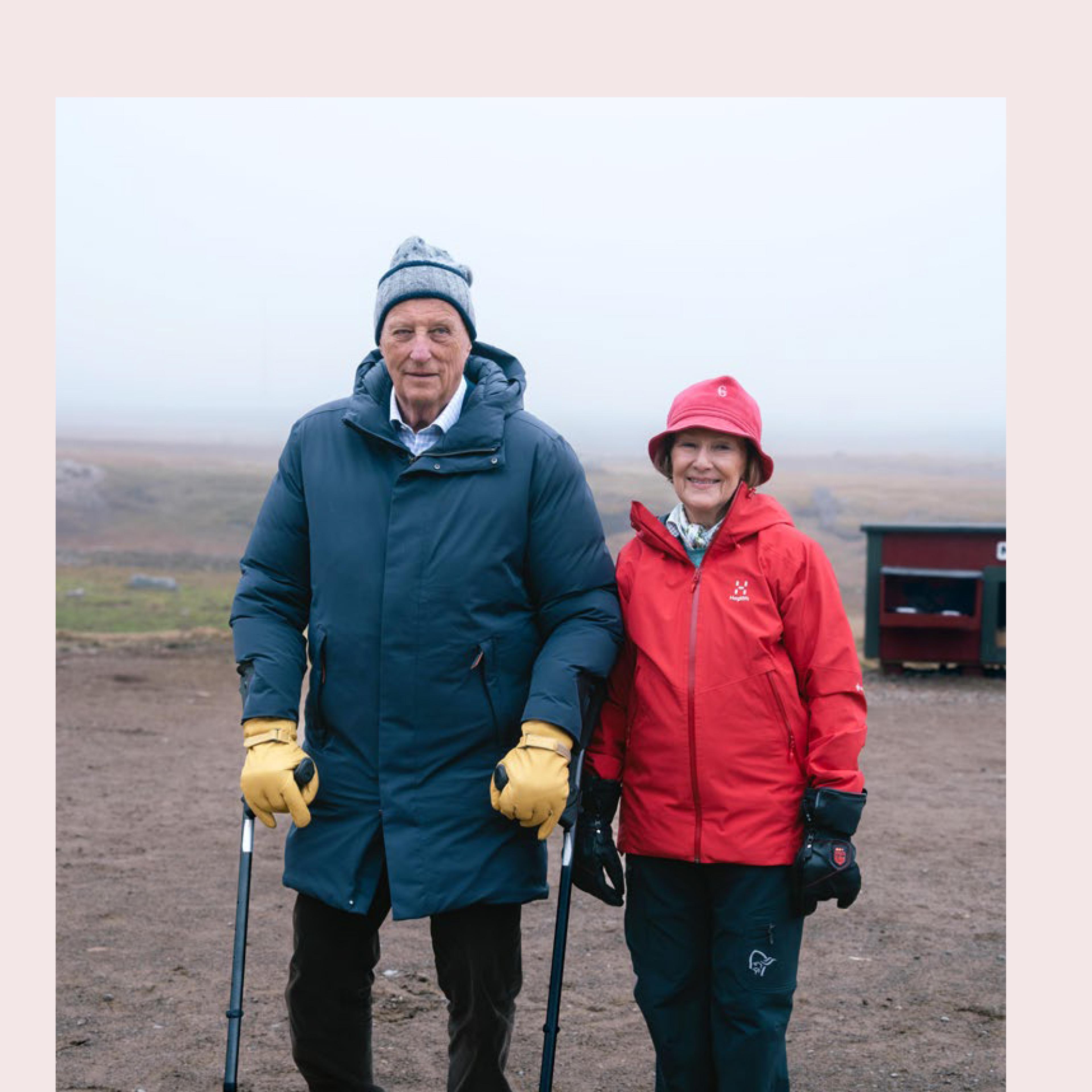 Rapportens forside med bilde av Kongeparet sammen på Bjørnøya.