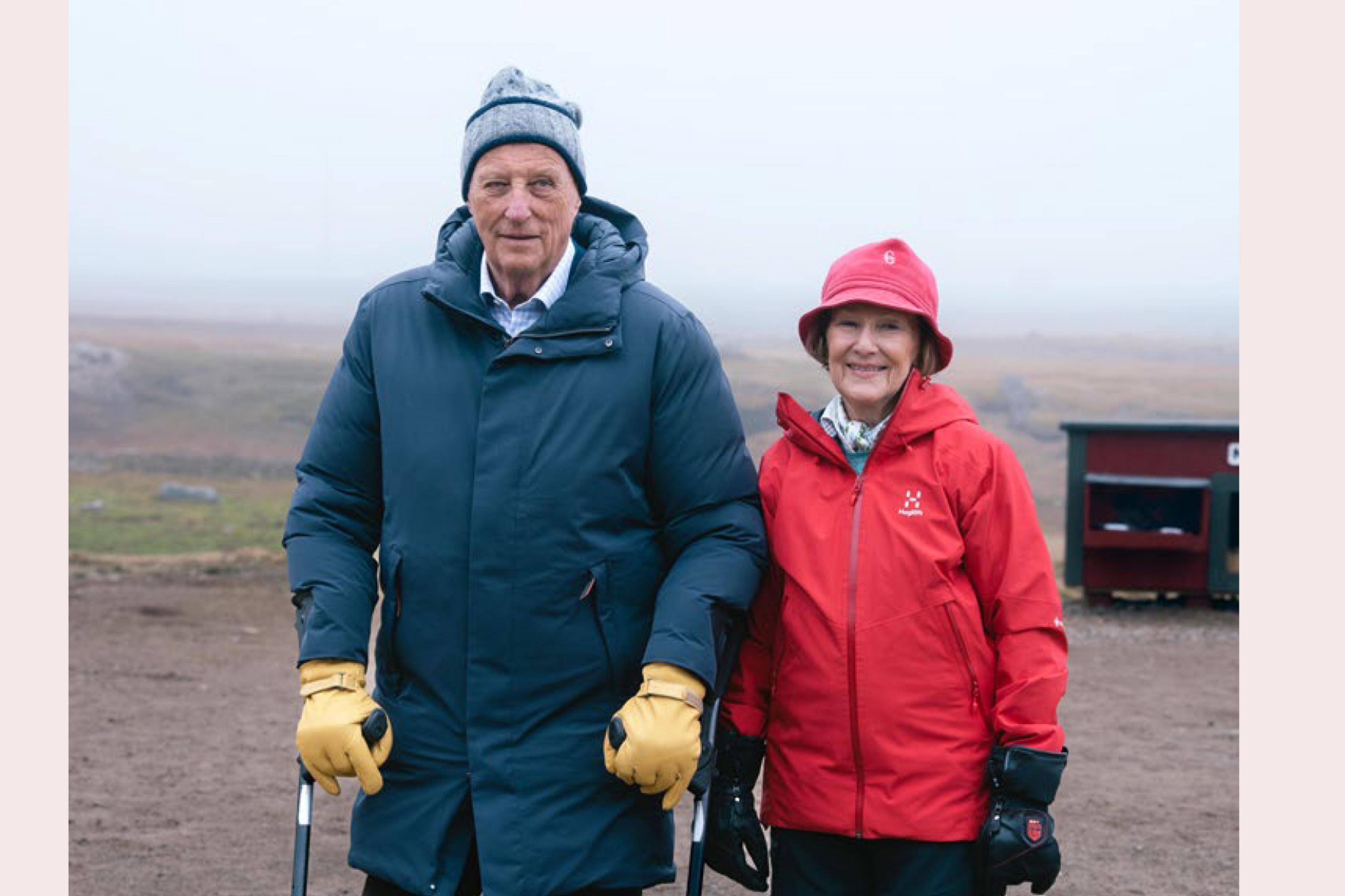 Rapportens forside med bilde av Kongeparet sammen på Bjørnøya.