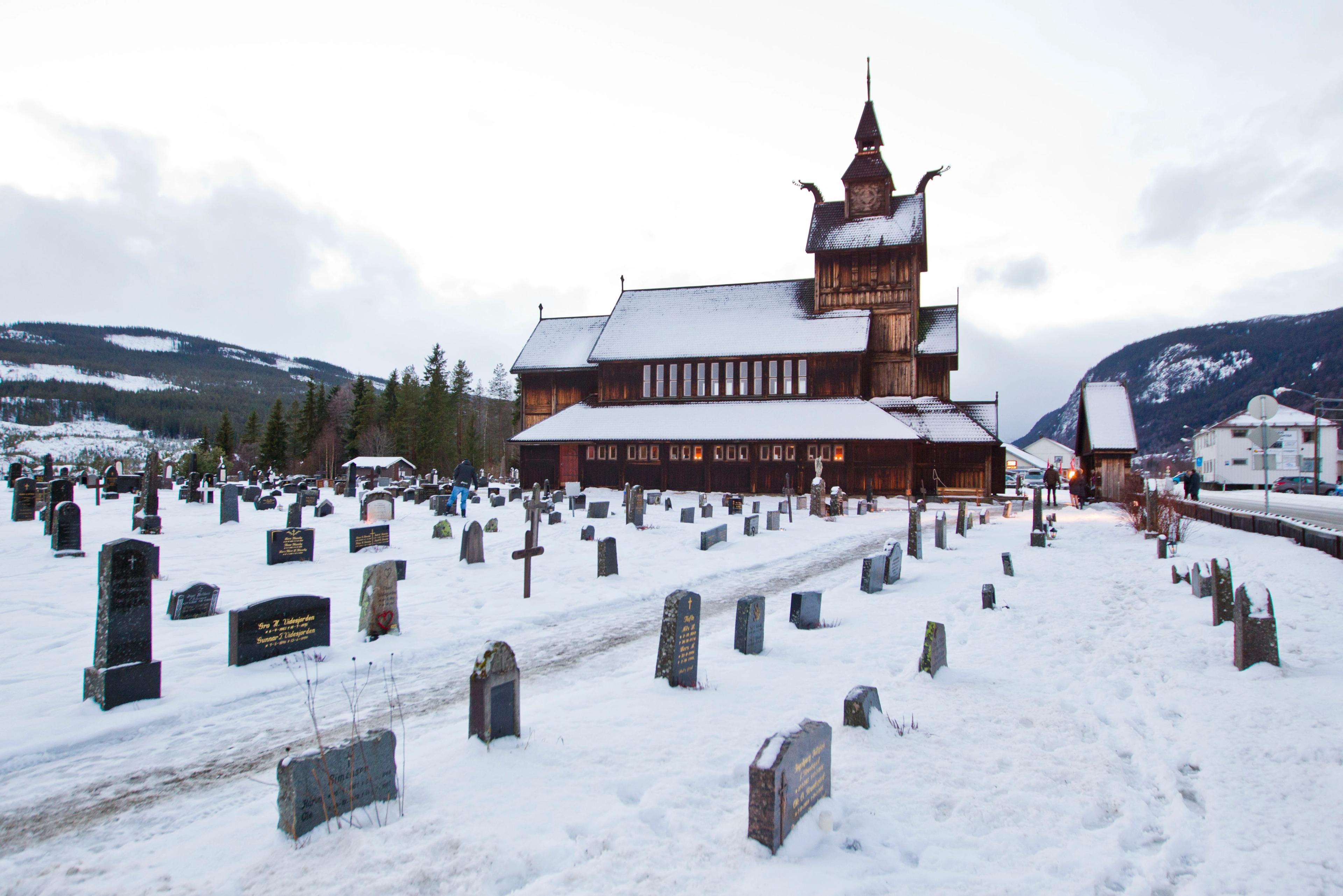 Uvdal kirke. Foran ligger kirkegården dekket av sne.